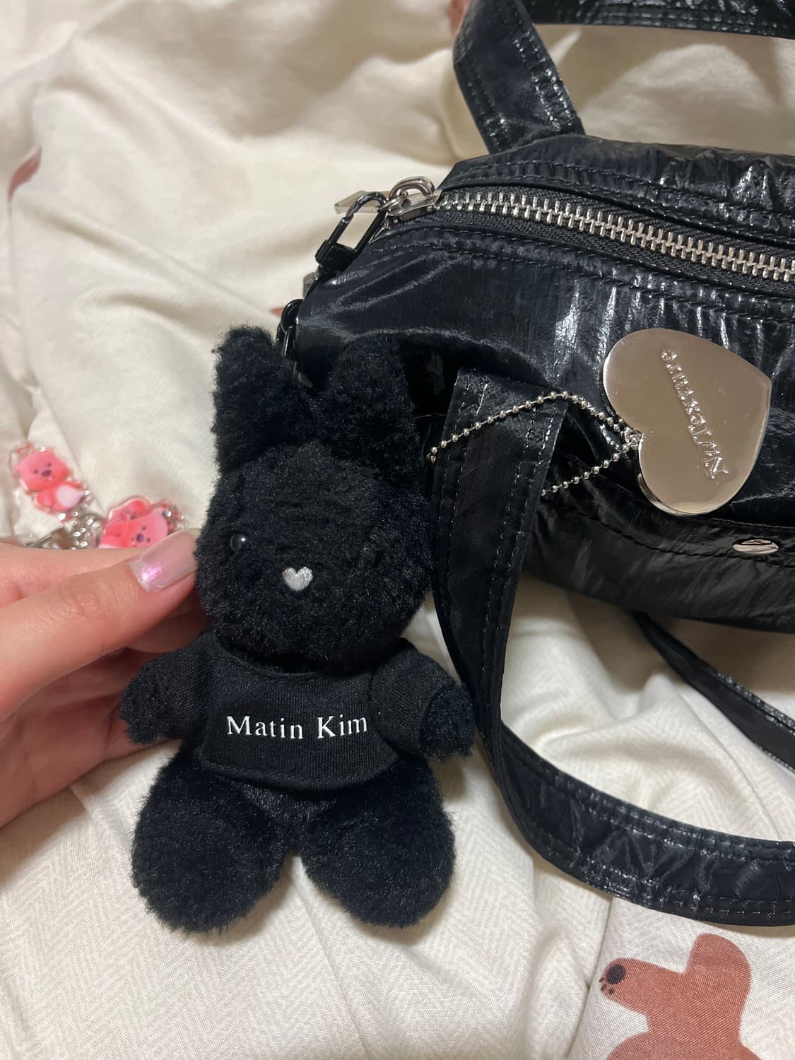 마뗑킴 글로시 로고 스포티 미니 더플백 (블랙) + 토끼키링포함  상품이미지4
