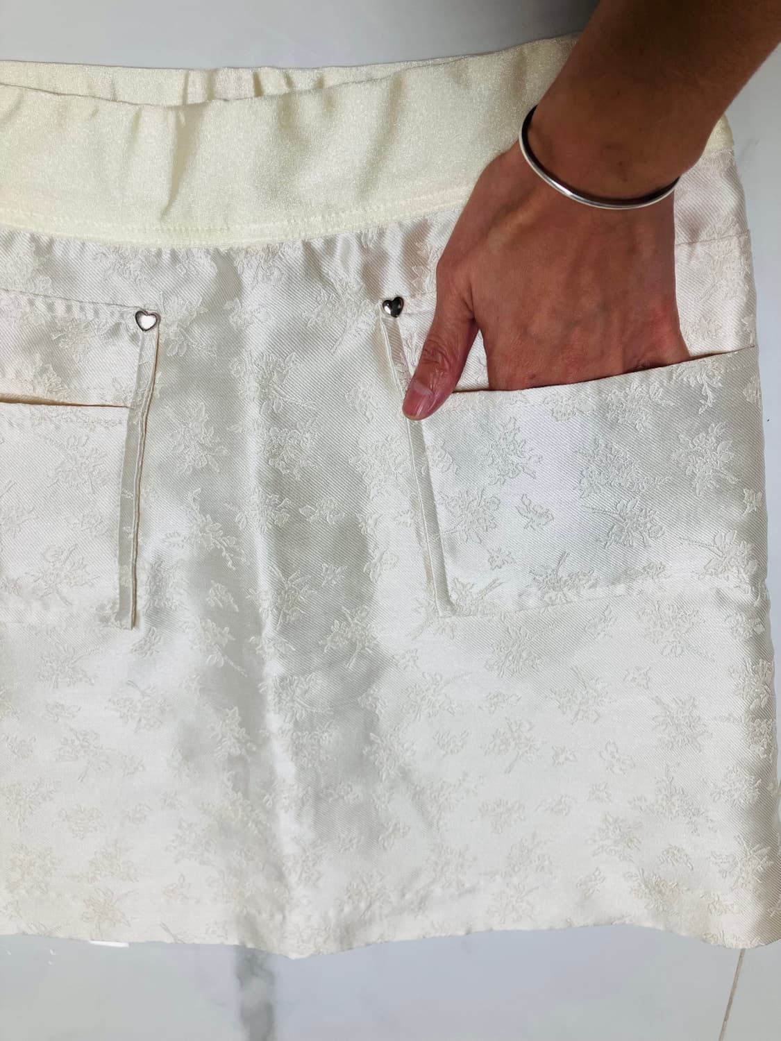 민지에나 크림 자갸드 사틴 오리엔탈플로럴 미니스커트 상품이미지8