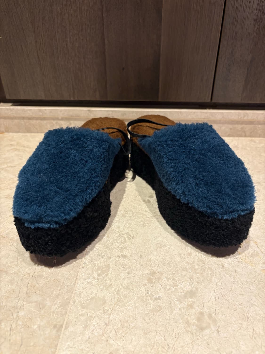 블루 시어링 소재의 펜디 FENDI 플랫폼 슬라이드 샌들 상품이미지4