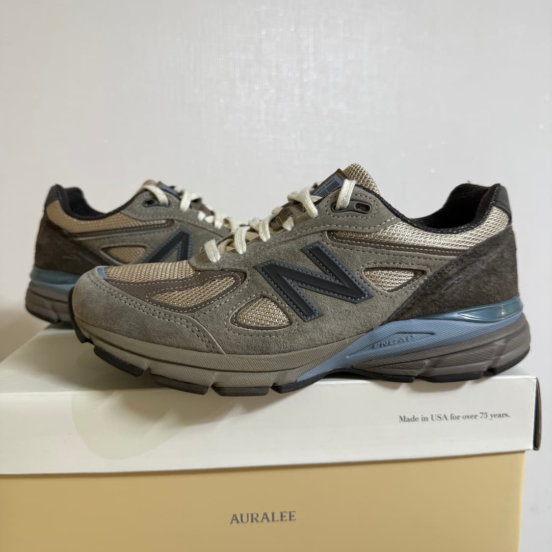 뉴발란스 x 오라리 990v4 런던포그 245 상품이미지1
