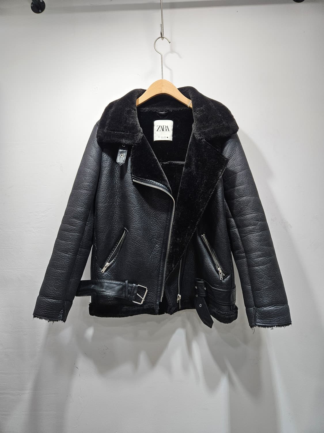 자라(ZARA) 블랙 에코 무스탕 상품이미지1