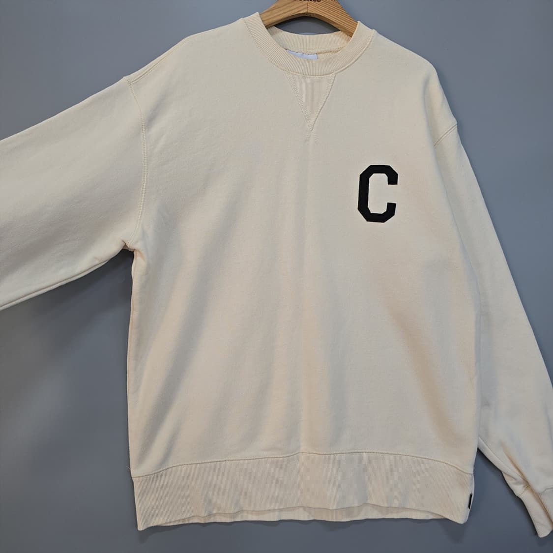 커버낫(COVERNAT) C 로고 맨투맨 아이보리 L 상품이미지2