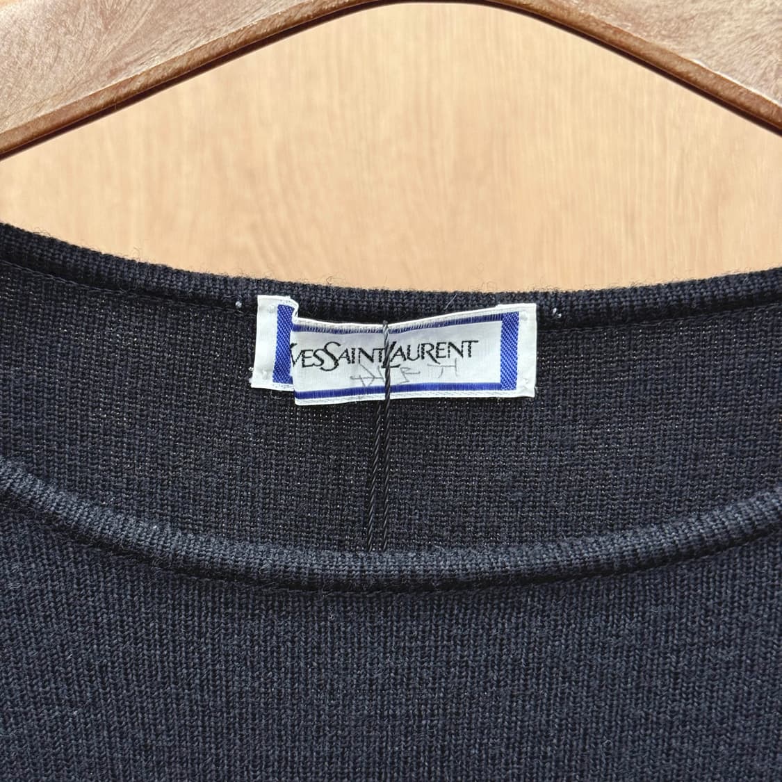 입생로랑 라운드넥 울 니트 티셔츠 프릴 디테일 슬림핏 블랙 상품이미지7