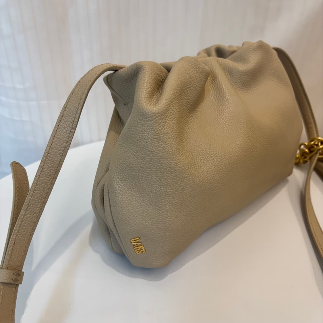 정품 닥스 25ss 플러피플라워 베이지 크로스백     상품이미지4