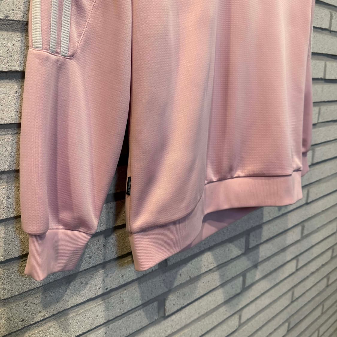 아디다스 웜업 사이드 트랙 맨투맨 핑크 컬러 상품이미지3