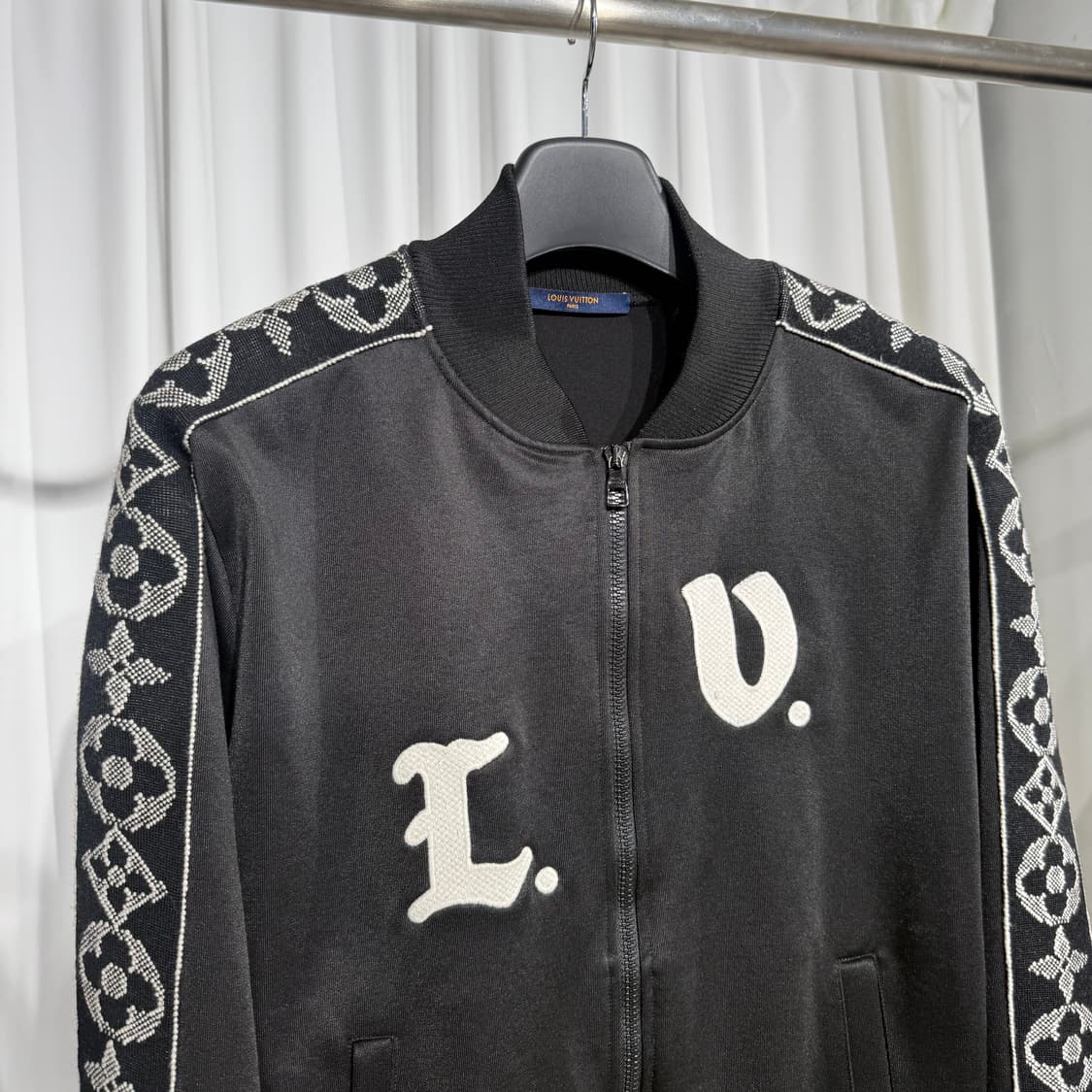 [정품] 루이비통 LV로고 플라워 모노그램 트랙 자켓 상품이미지2