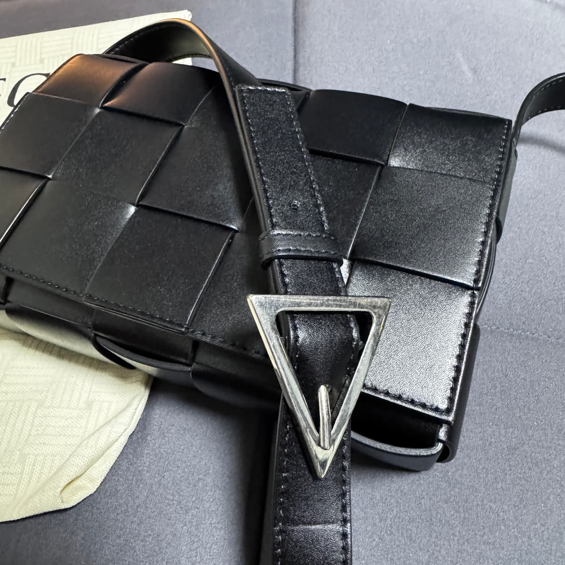 보테가베네타 카세트백 블랙 컬러 판매합니다. 상품이미지3