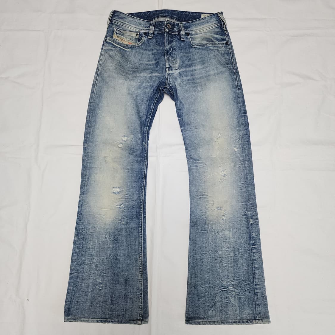 DIESEL ZATHAN 디젤 연청 워시드 플레어 부츠컷 데님팬츠 상품이미지3