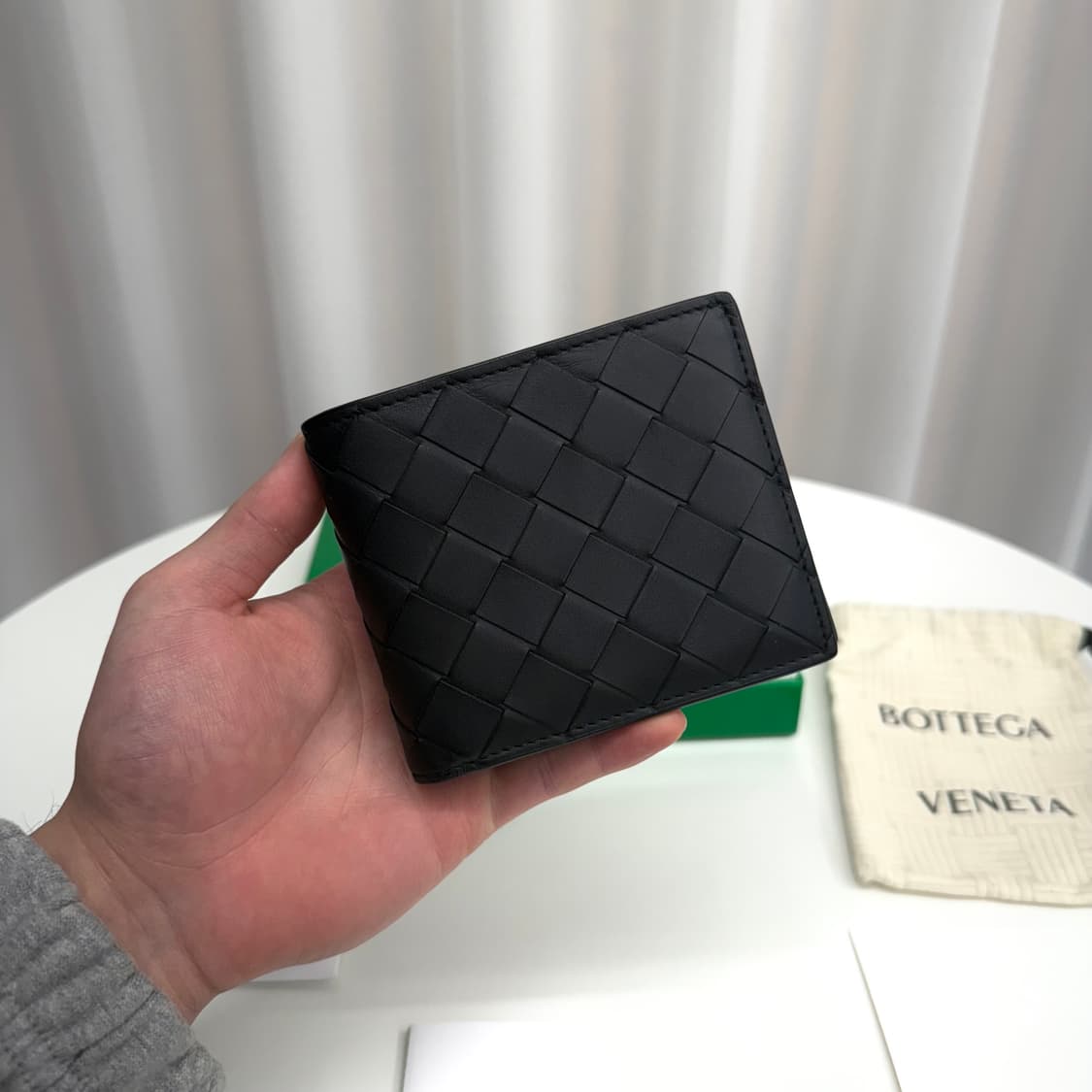 [25년 / 1회 착용] 보테가베네타 투톤 반지갑 블랙 그린 상품이미지2