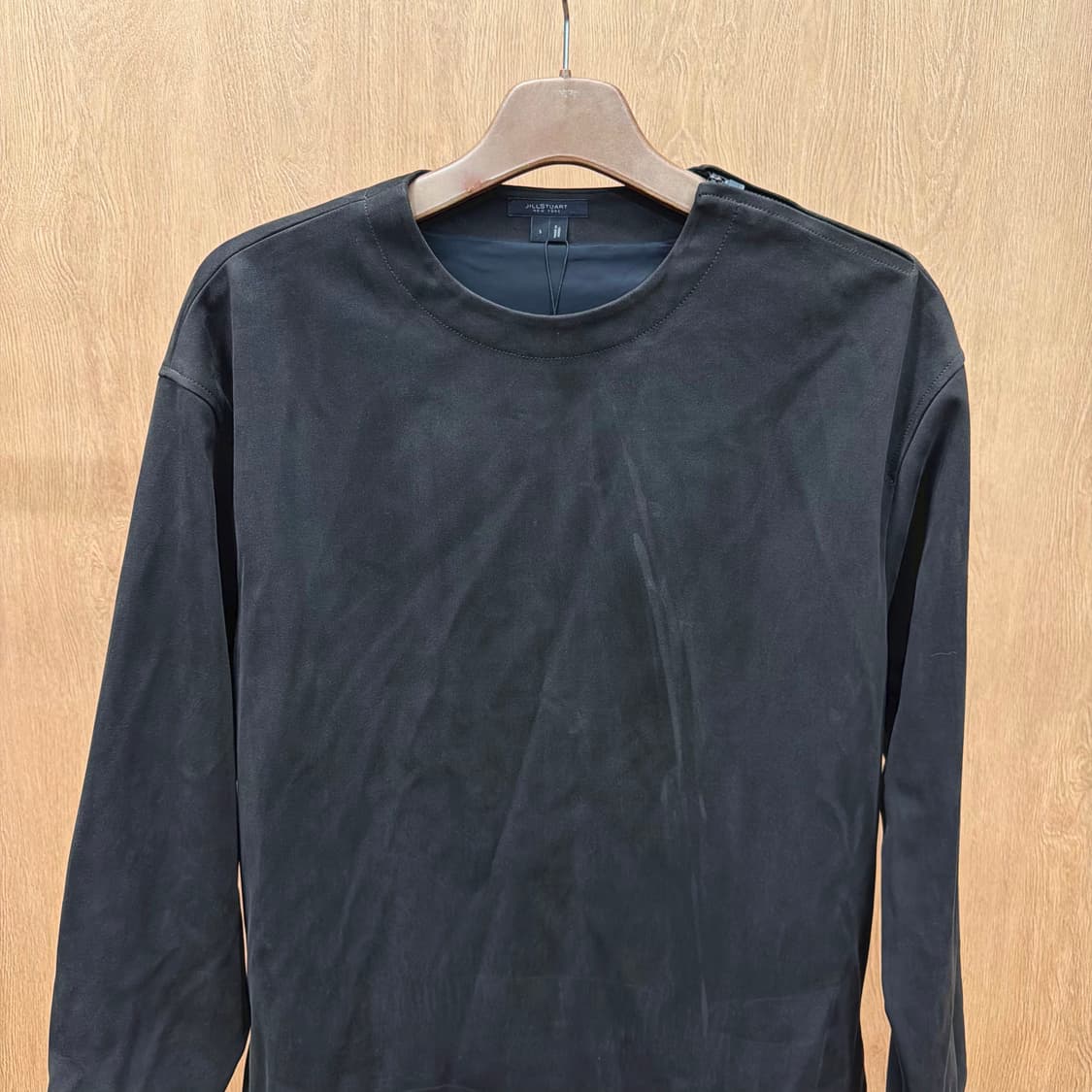 질스튜어트 스웨이드 롱슬리브 티셔츠 버튼 커프스 숄더 지퍼 디테일 블랙 상품이미지4