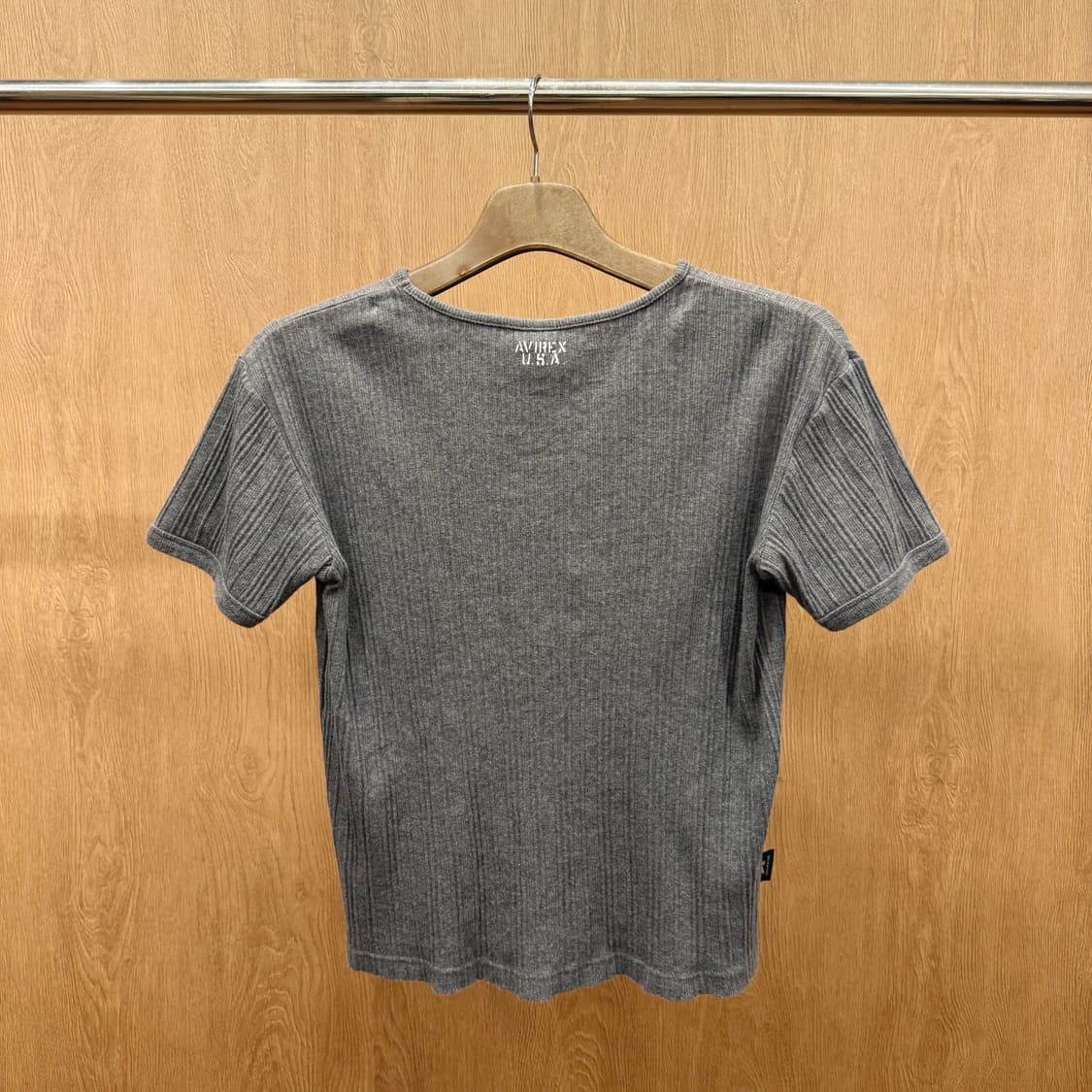 아비렉스 반팔 니트 티셔츠 브이넥라인 자수 디테일 그레이 상품이미지3