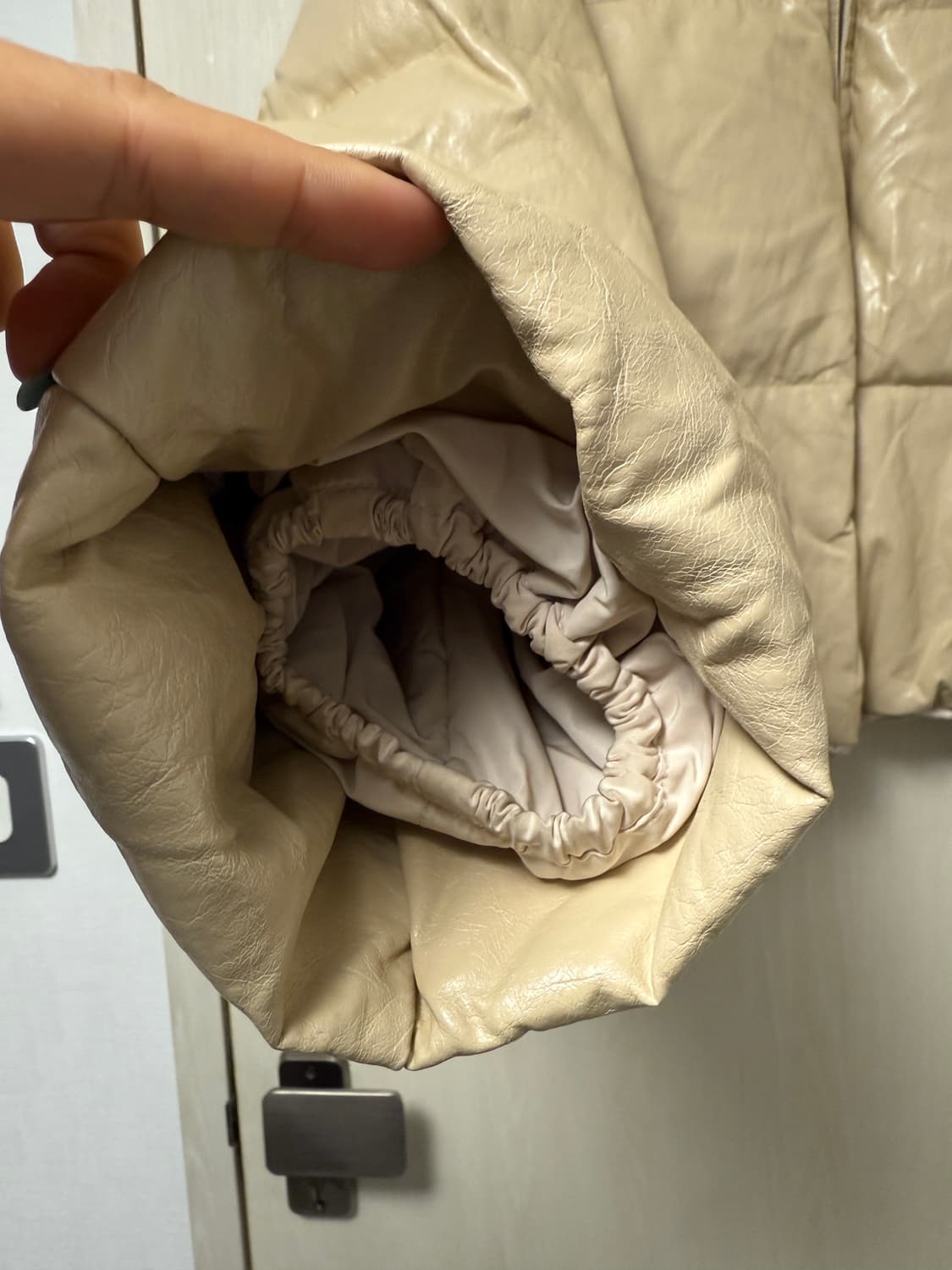 아모멘토 비건 레더 패딩 베이지 03 상품이미지5