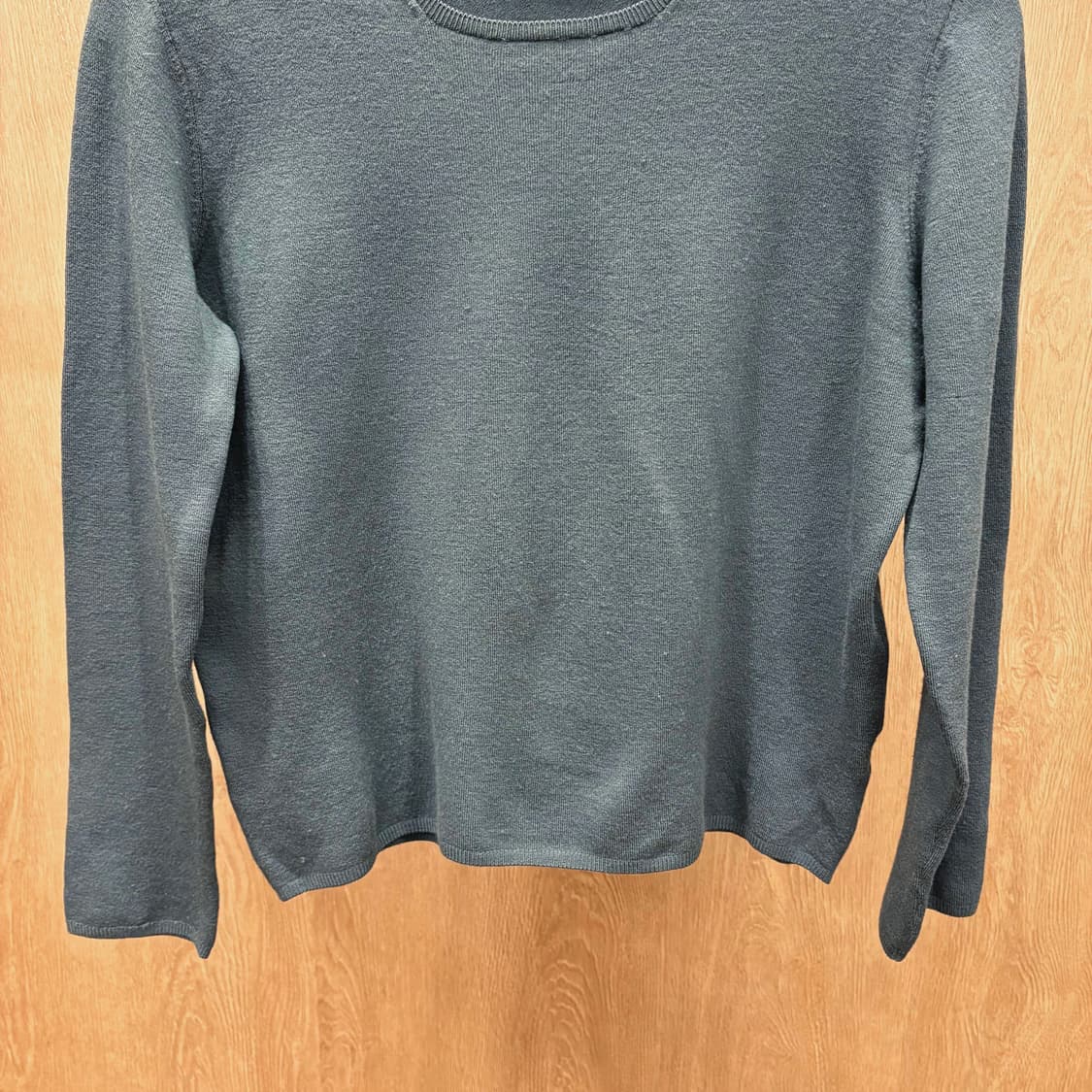 프라다 레귤러핏 라운드넥 긴팔 크롭 니트 미니멀 솔리드 디테일 차콜 상품이미지5