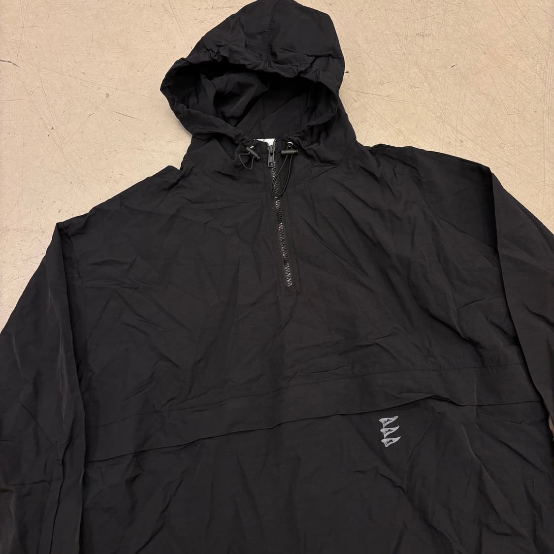 어반디타입 블랙 스몰로고 아노락 상품이미지2