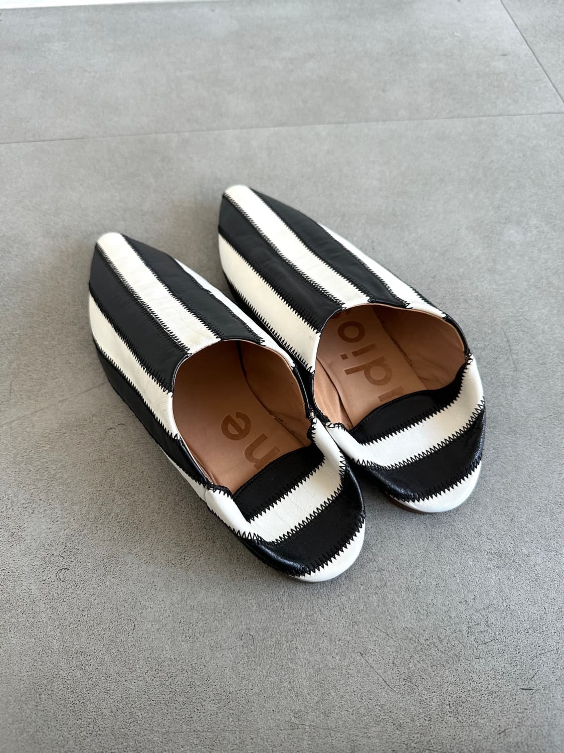 아크네 스튜디오 스트라이프 레더 플랫 뮬 상품이미지5