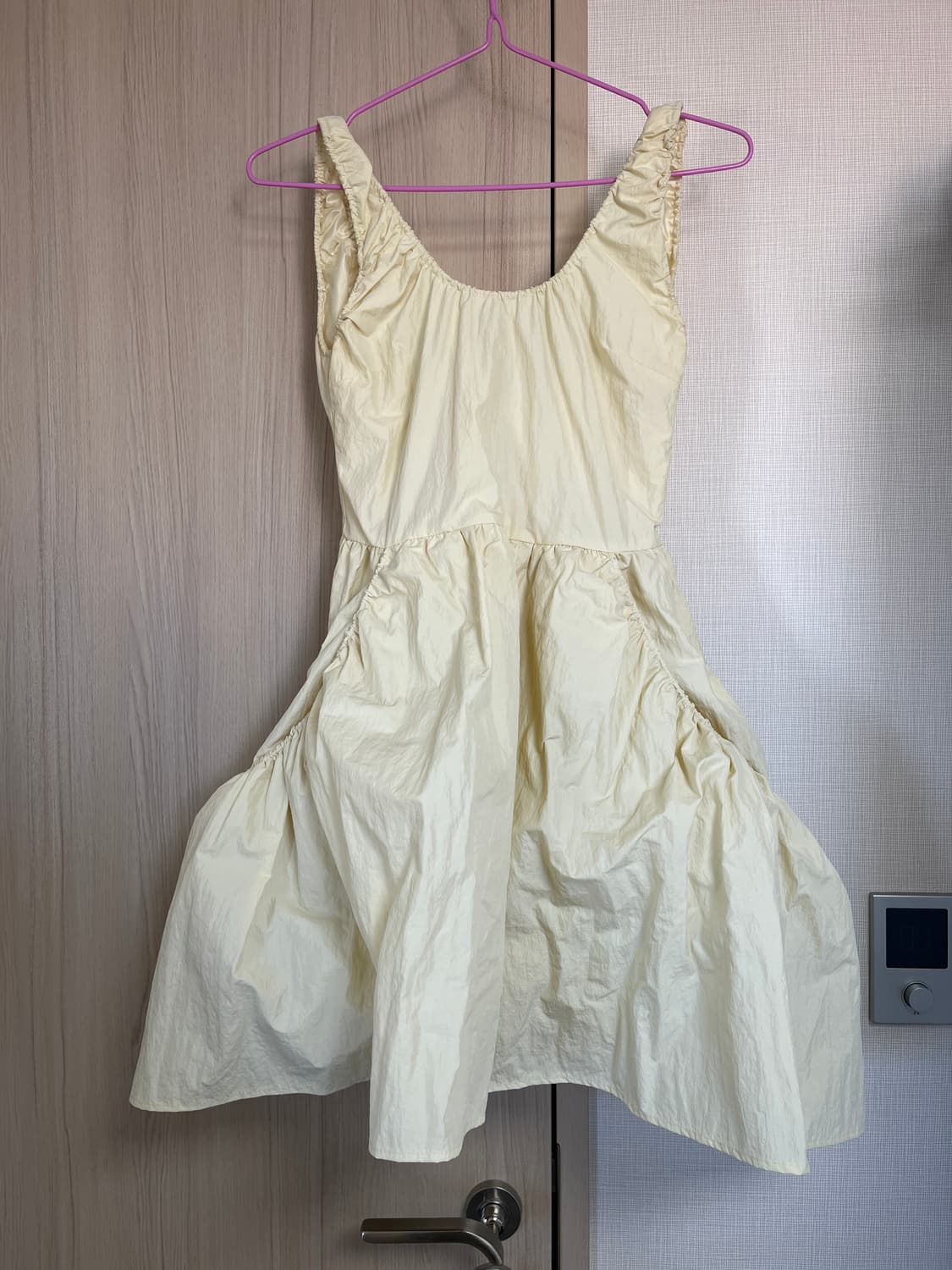 소프트서울 스트링 볼륨 퍼프 원피스 크림 상품이미지1