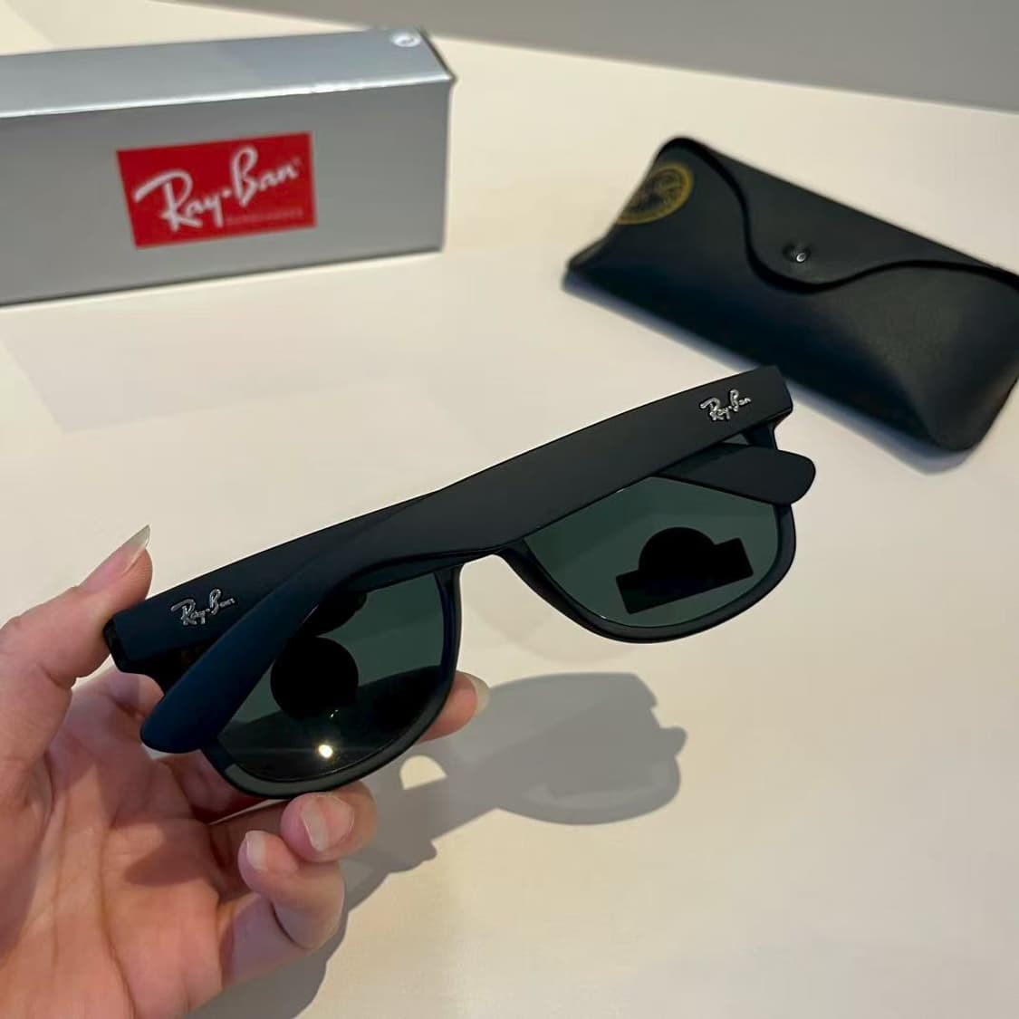 레이밴 폴리쉬드 블랙 프레임 클래식 선글라스 상품이미지5