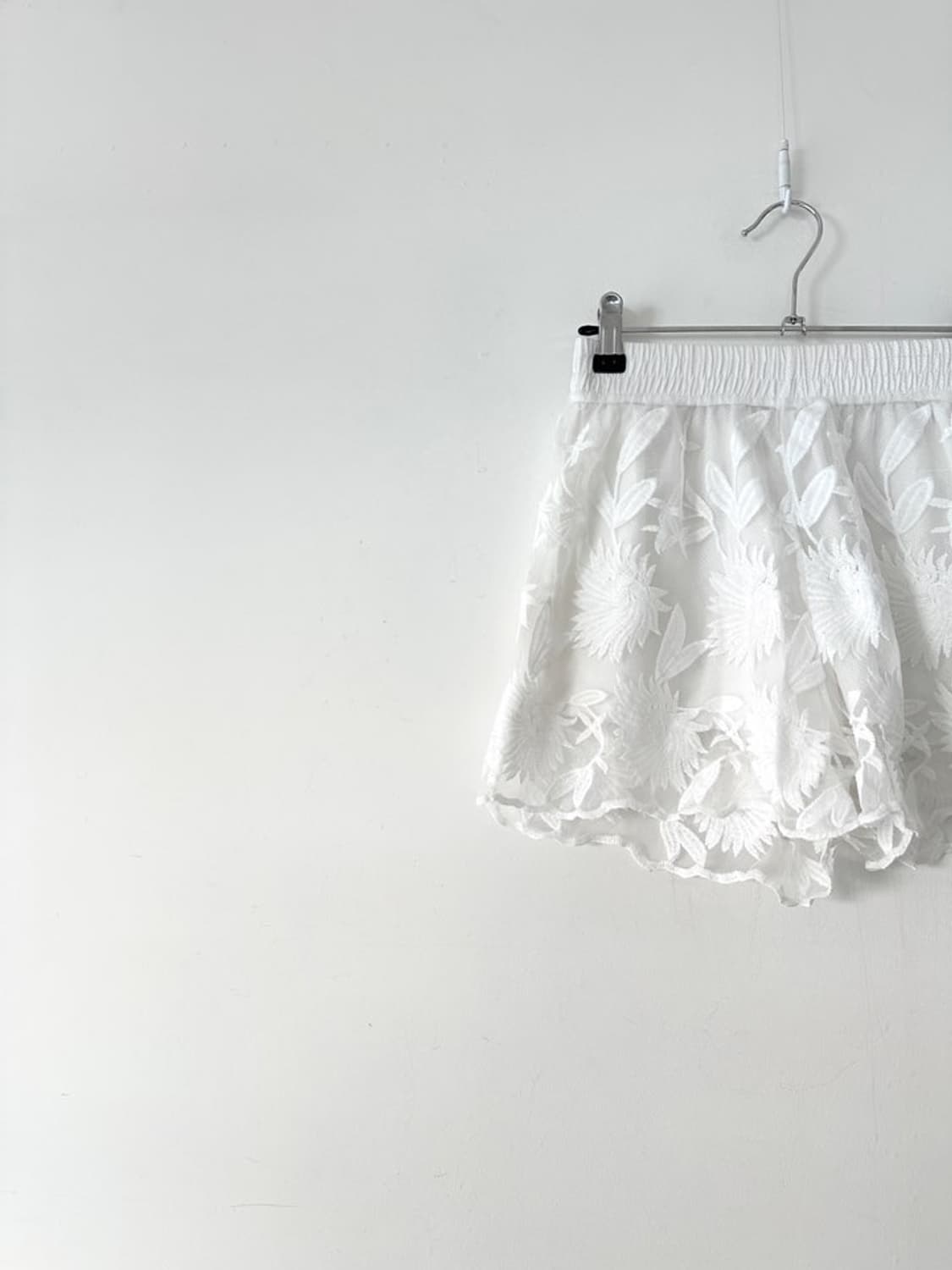 Sheer jacquard mini pants / white 상품이미지3