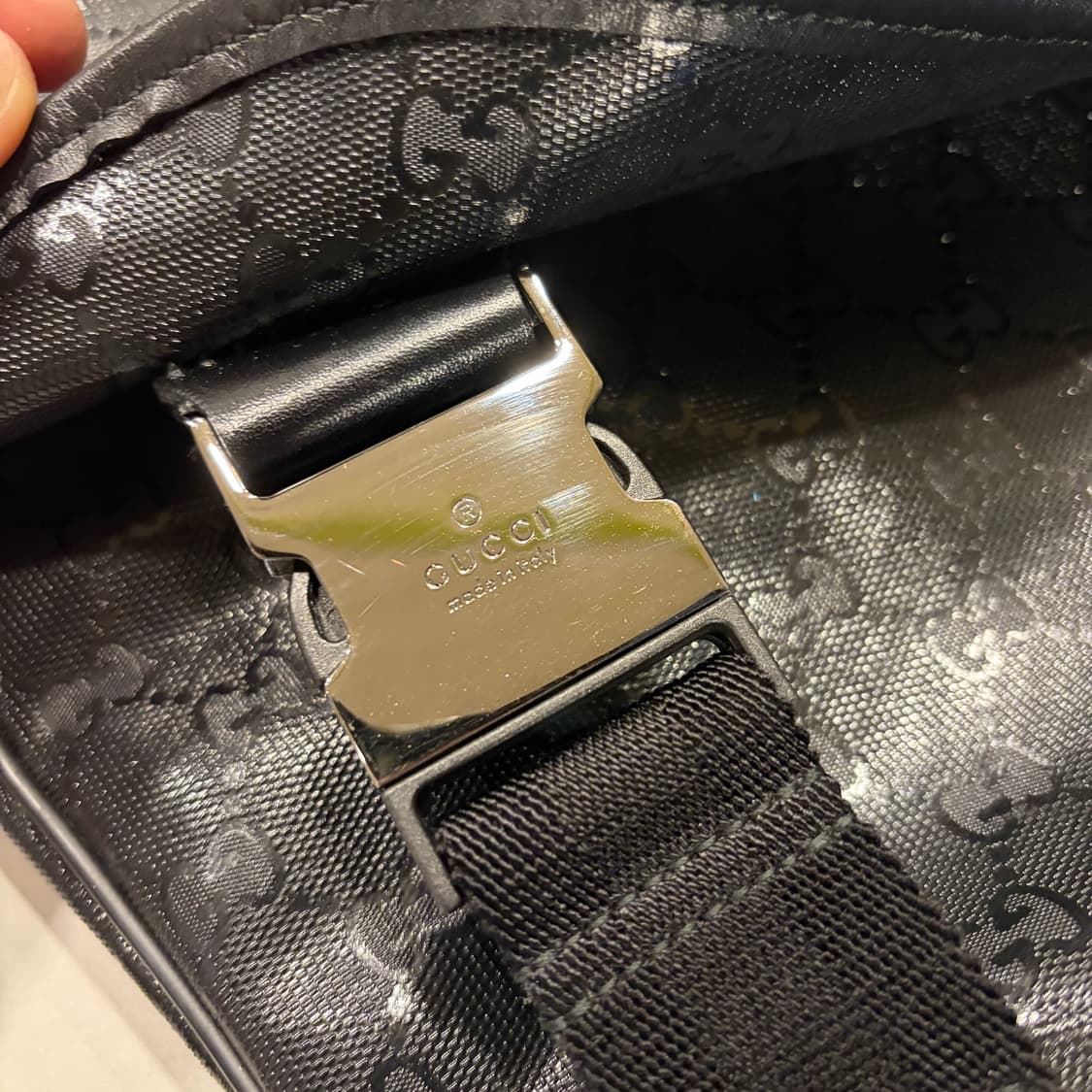 구찌 GG 로고 투버클 블랙 메신저백 상품이미지4