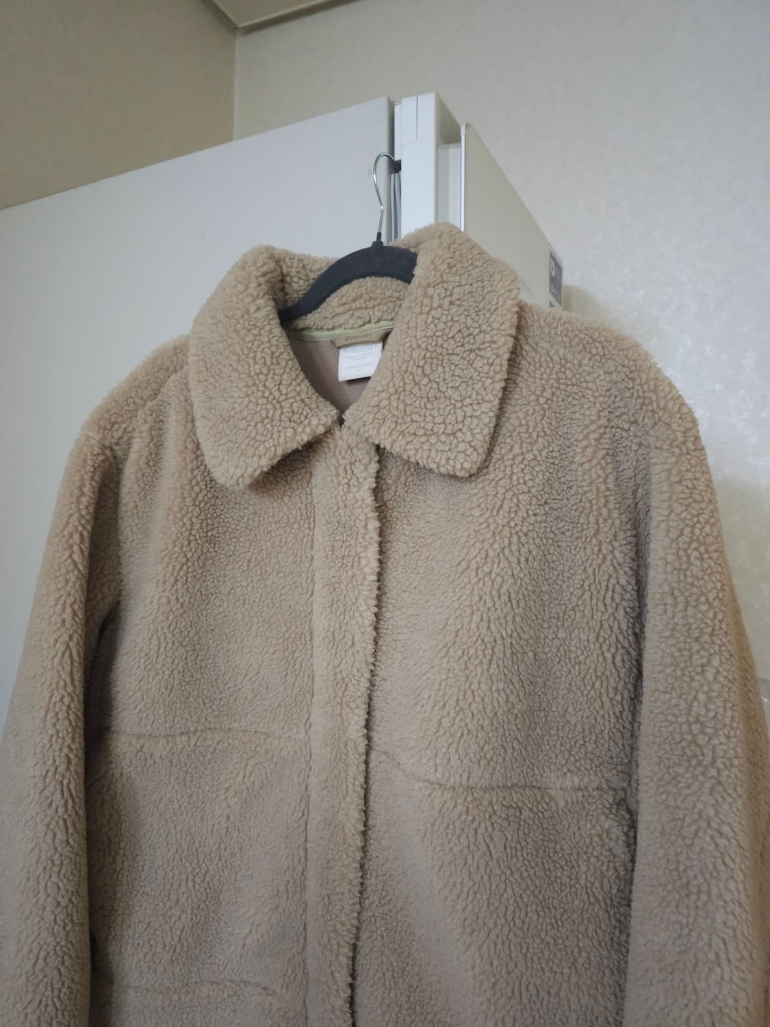 디스커버리 베이지 뽀글이 롱 코트 상품이미지2