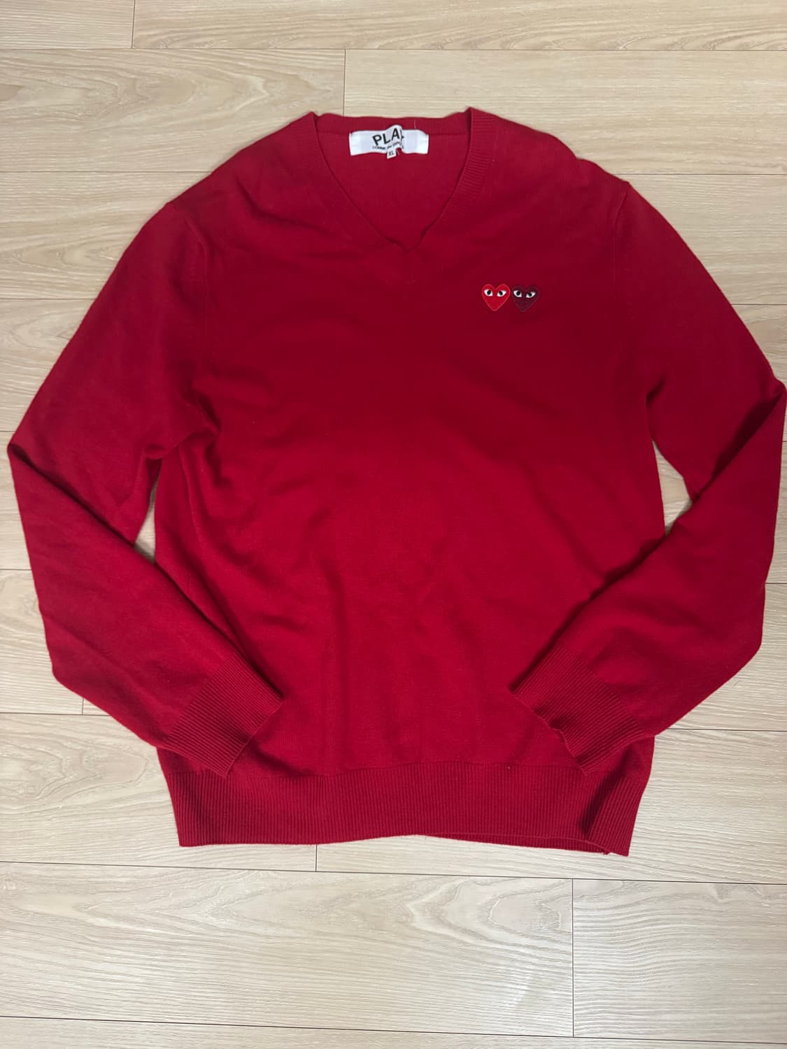 꼼데가르송 PLAY 라인의 레드 브이넥 니트 상품이미지1