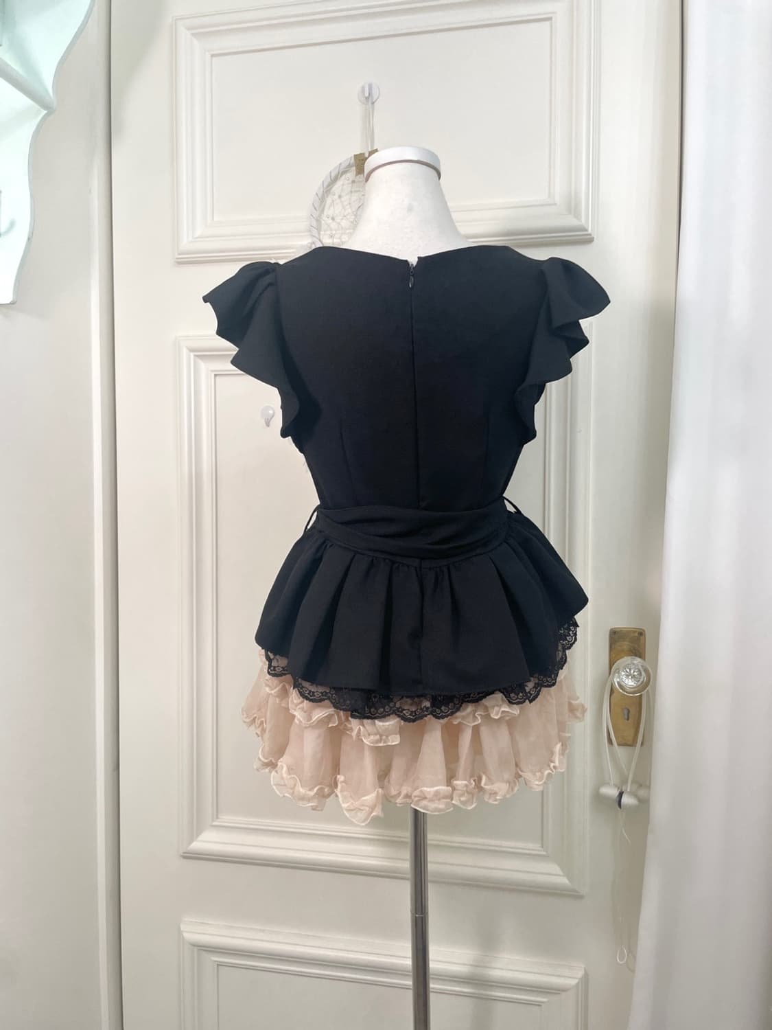 black ruffle lace trim belt blouse 상품이미지3
