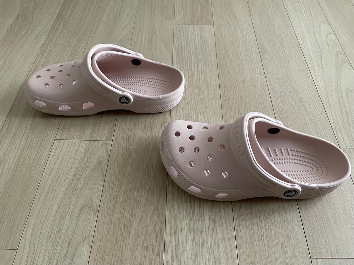 크록스 클래식 240 쿼츠 딸기우유 / 2회 착용 중고  상품이미지3