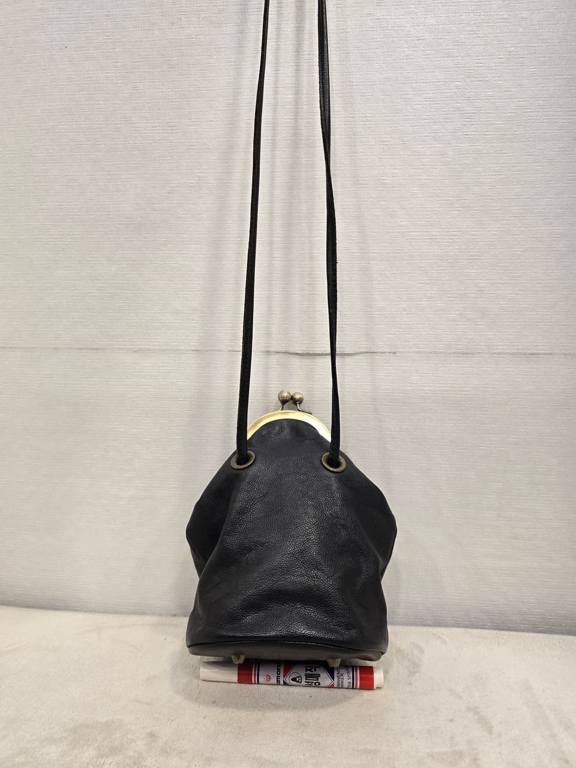 유르트 YURT 쁘아송 블랙 가죽 크로스백 가방 상품이미지2