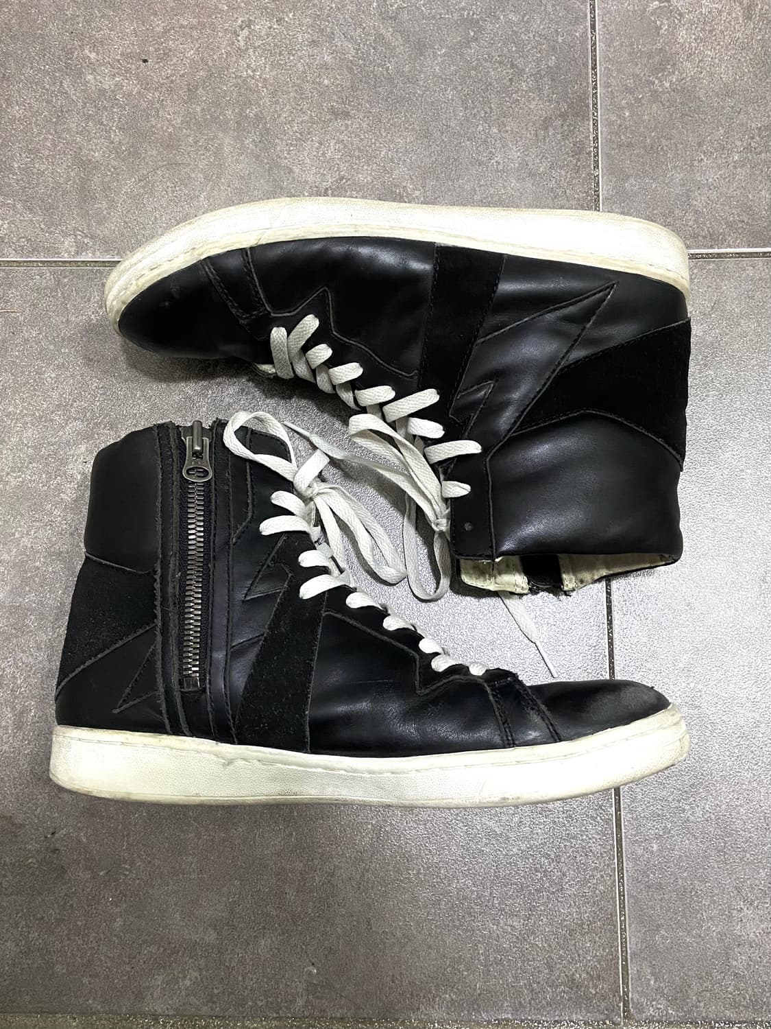 어태치먼트 레더 하이탑 사이드 지퍼 스니커즈 상품이미지4