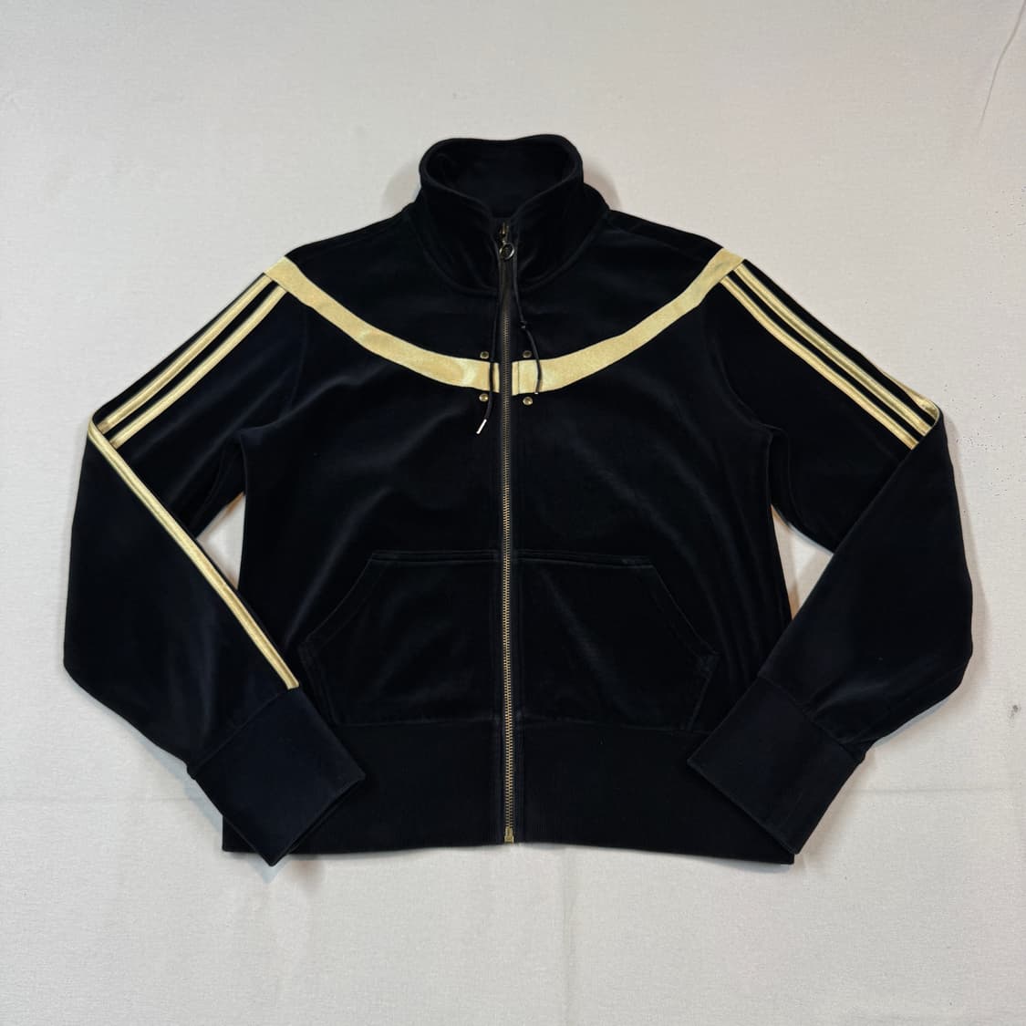 100) 아디다스 벨벳 트랙탑 블랙 골드 삼선 져지 상품이미지1