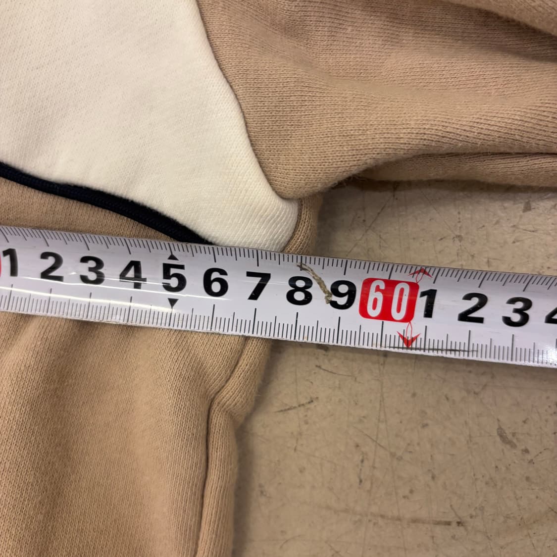 아웃도어프로덕츠 빅로고 베이지 맨투맨 상품이미지5