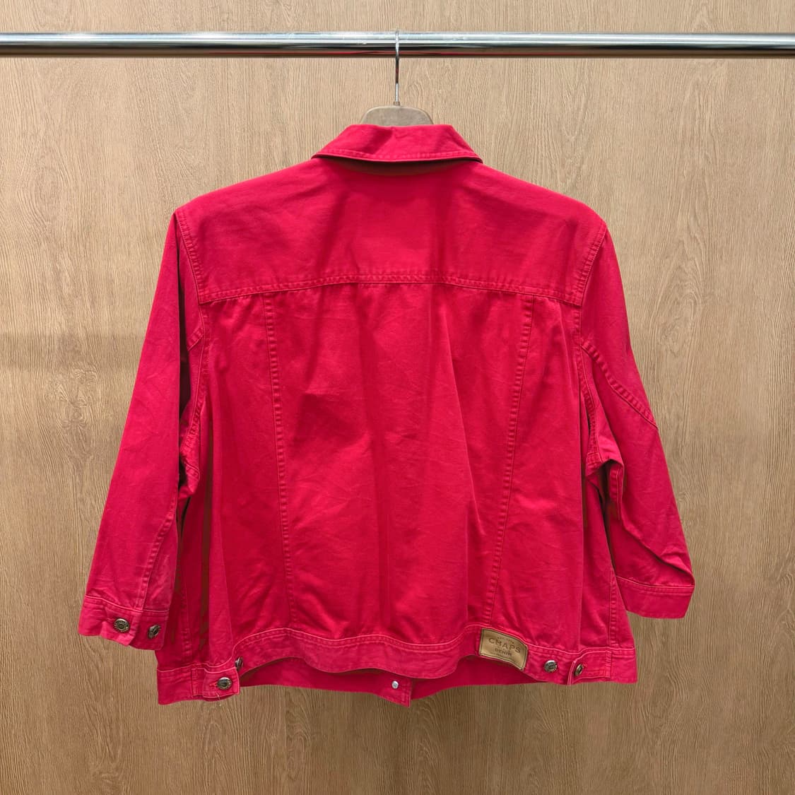 챕스 트러커 데님 자켓 로고 가죽 패치 소매 버튼 디테일 레귤러핏 레드 상품이미지3