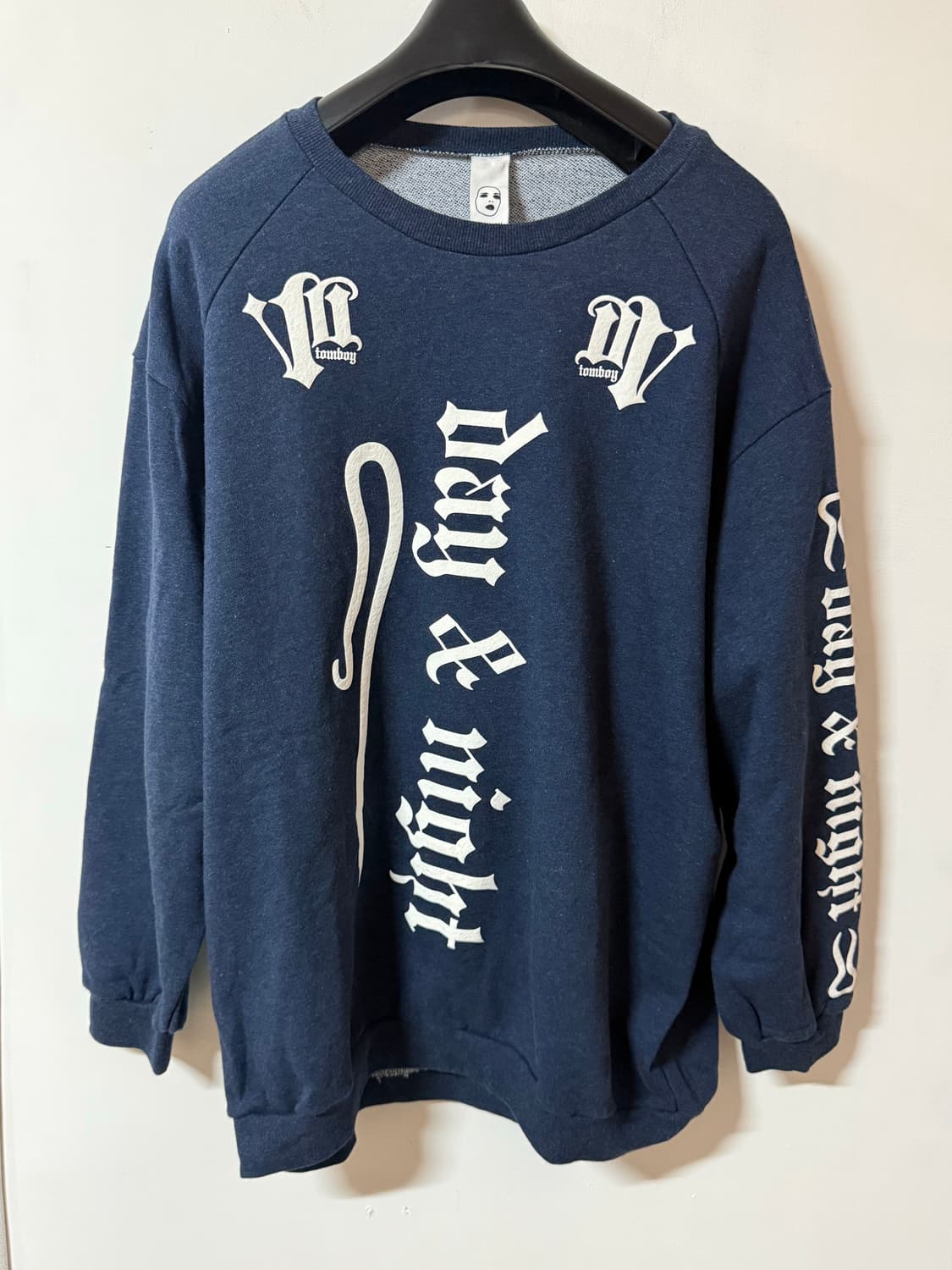스튜디오 톰보이 오버핏 그래픽 맨투맨 네이비 상품이미지2