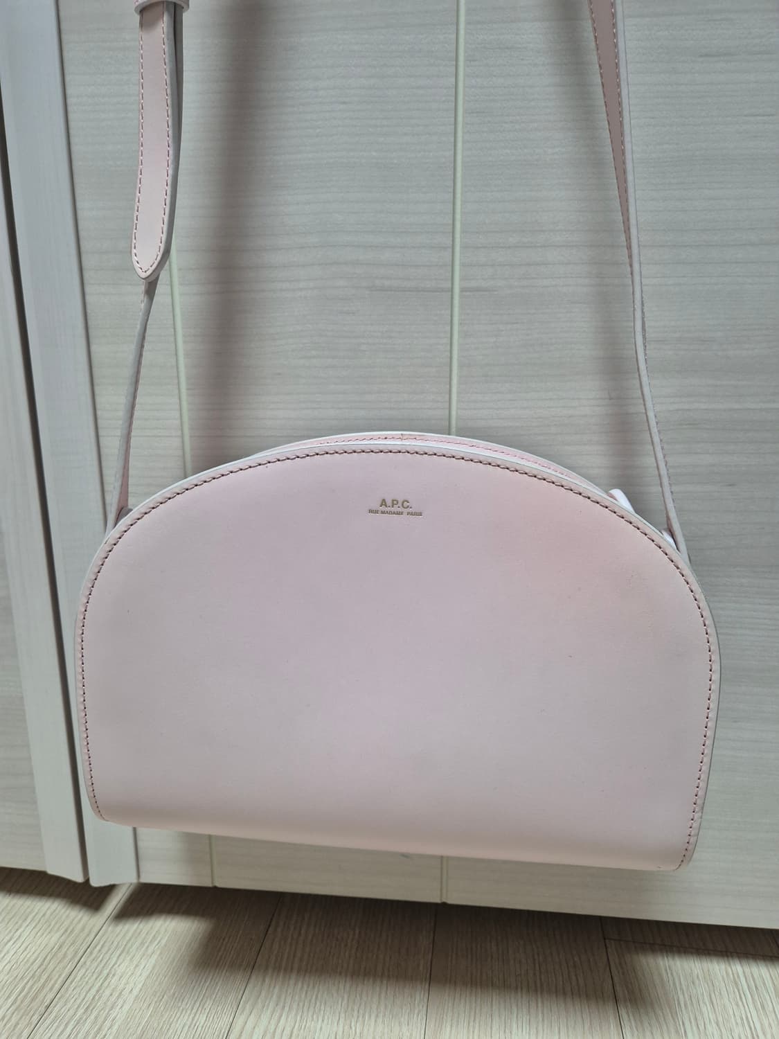 (정품) 아페쎄 A.P.C 하프문 크로스백 우유핑크 상품이미지4
