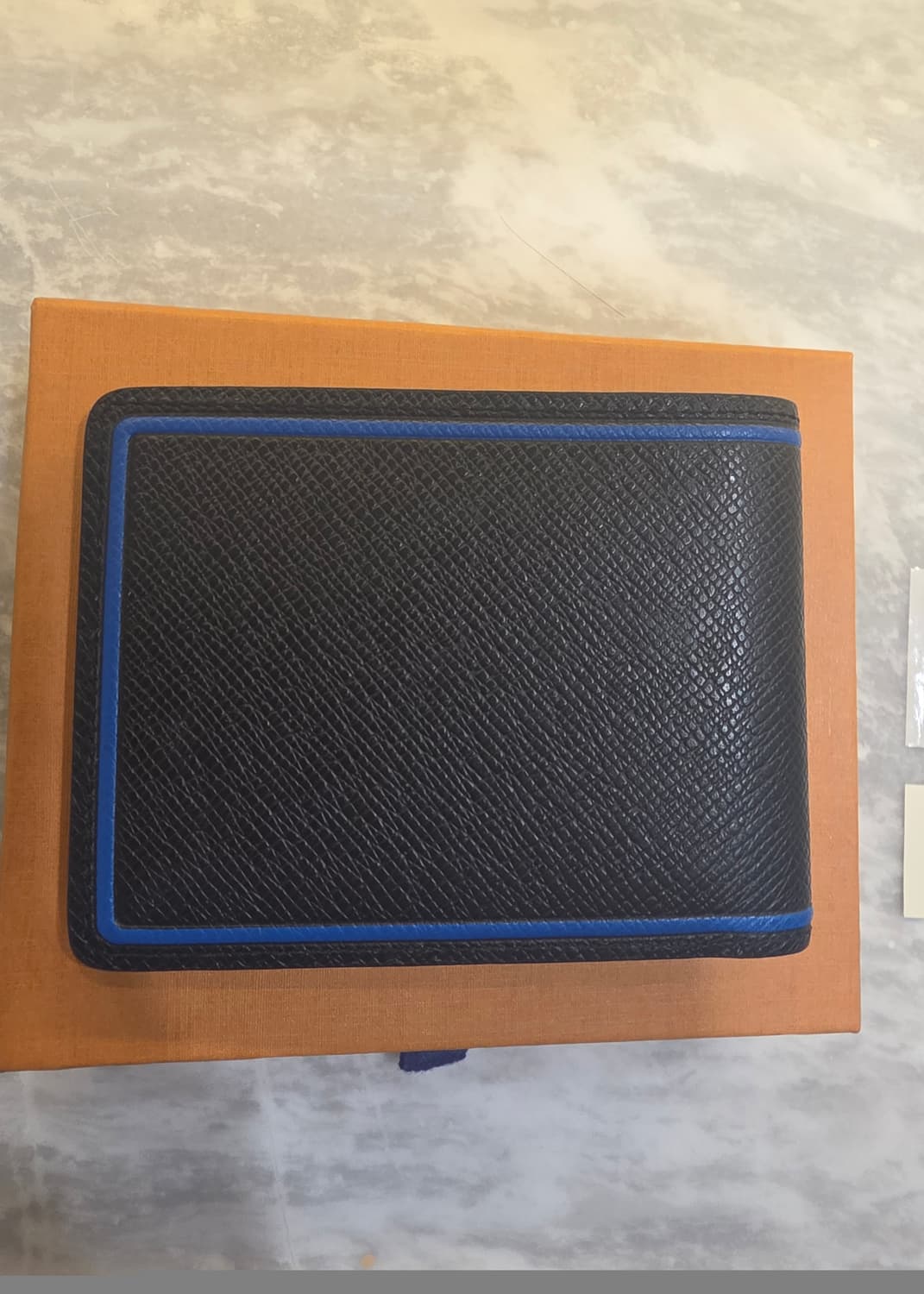 루이비통 타이가 반지갑 블랙/로얄 블루 상품이미지3