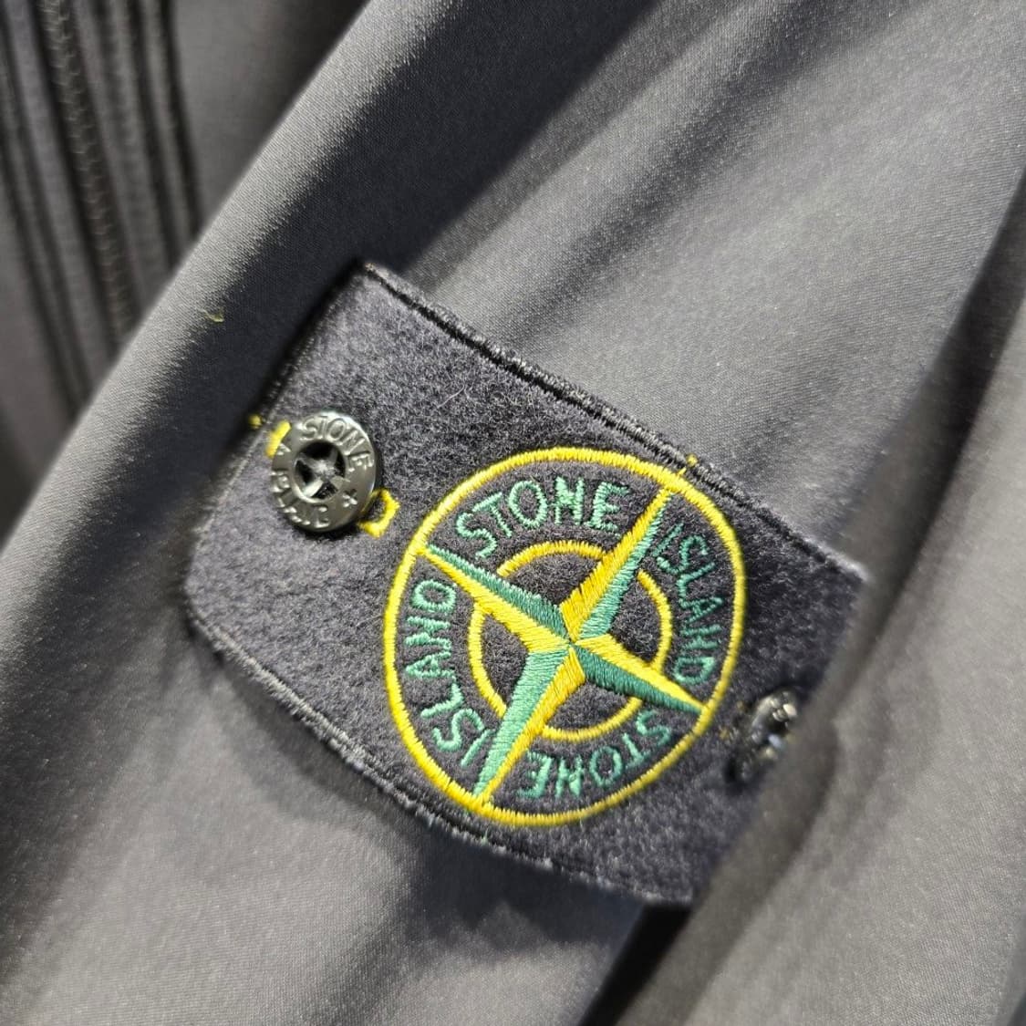 [중고/정품] 스톤아일랜드 라이트 소프트 쉘 후드 집업 자켓 블랙 XXL 상품이미지3