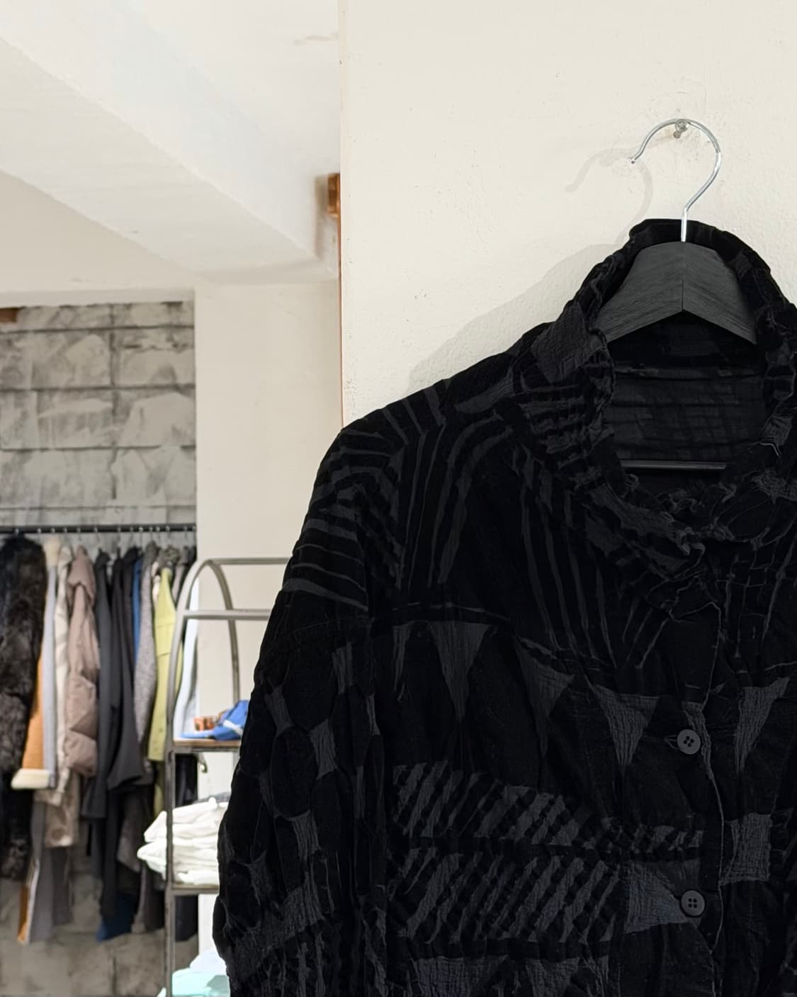 이세이 미야케 미 블랙 벨벳 하이넥 자켓 상품이미지2