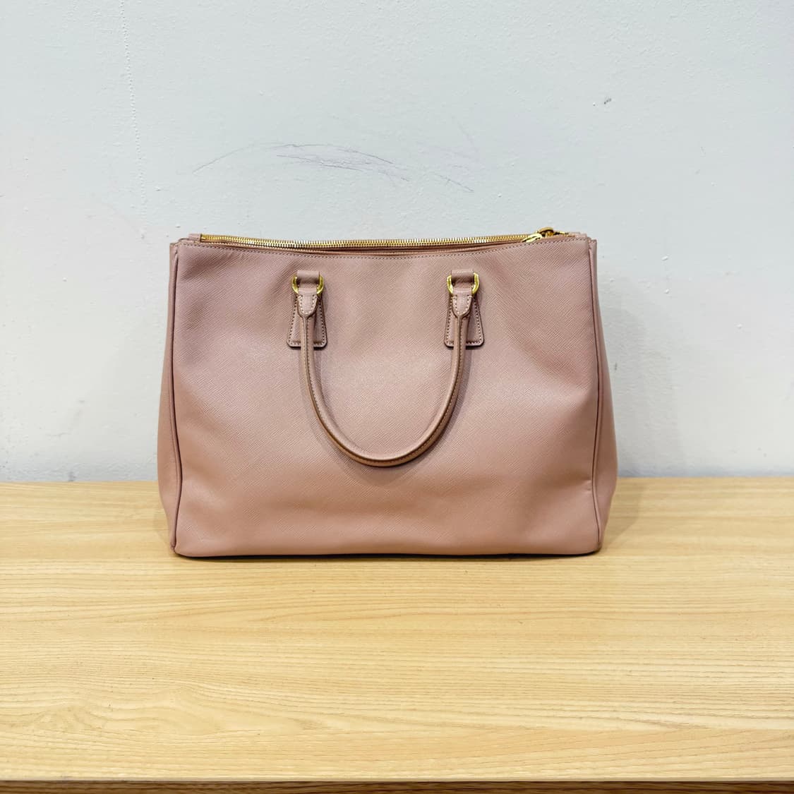 프라다 토트백 사피아노 레더 골드 삼각 로고 디테일 베이지 핑크 상품이미지2