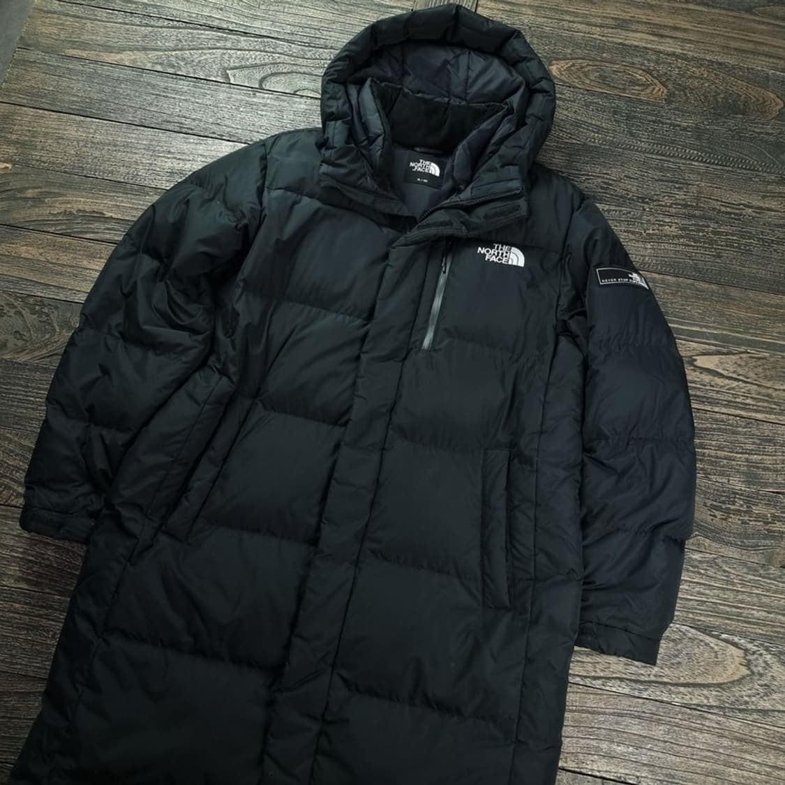 [노스페이스] 로고 자수 구스다운 후드 롱 패딩 블랙 M18252 상품이미지1