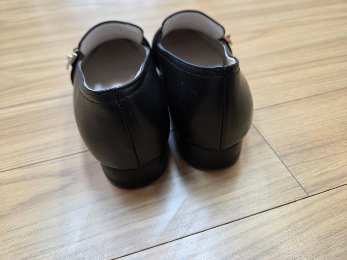 미소페 블랙 로퍼 230mm 판매합니다. 금장 버클 장식이 고급스러움을  상품이미지4