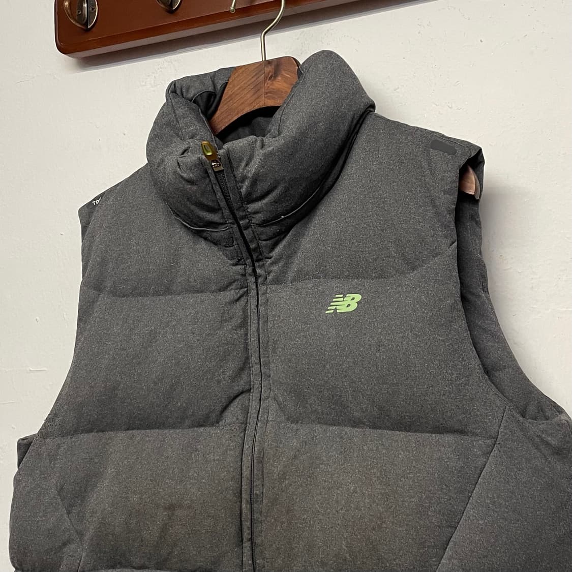 뉴발란스 (우먼) 덕 다운 그레이 패딩 베스트   상품이미지2