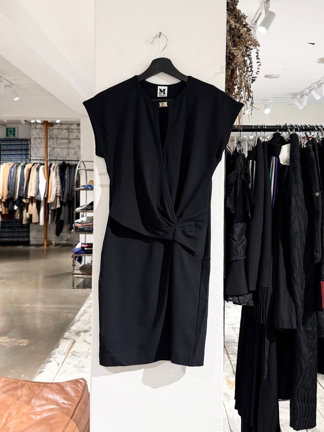 미쏘니 블랙 트위스트 드레이프 미디 원피스 상품이미지1