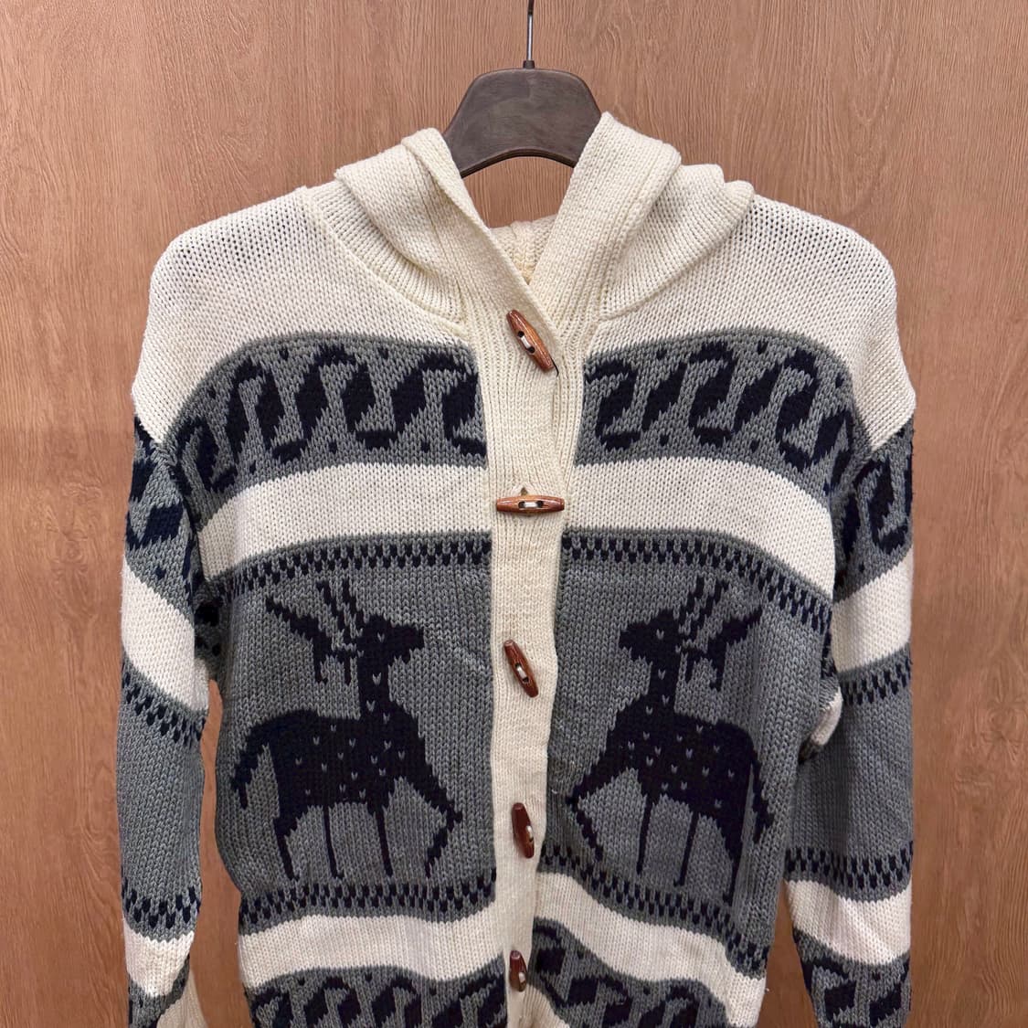 빈티지 후드 니트 가디건 사슴 자카드 패턴 우드 토글 디테일 아이보리 상품이미지4