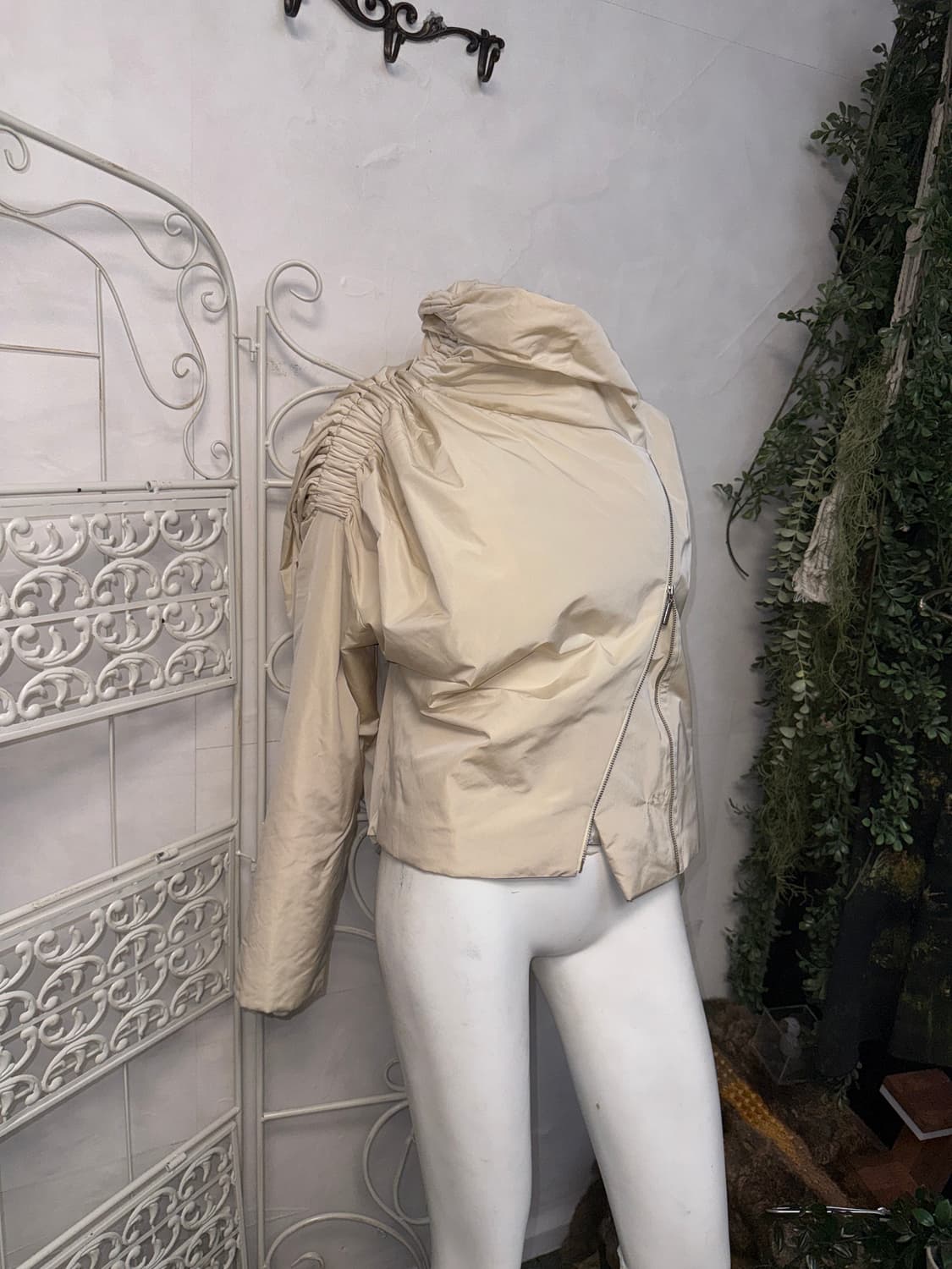 Ivory draped shirring two ways puffer 상품이미지2