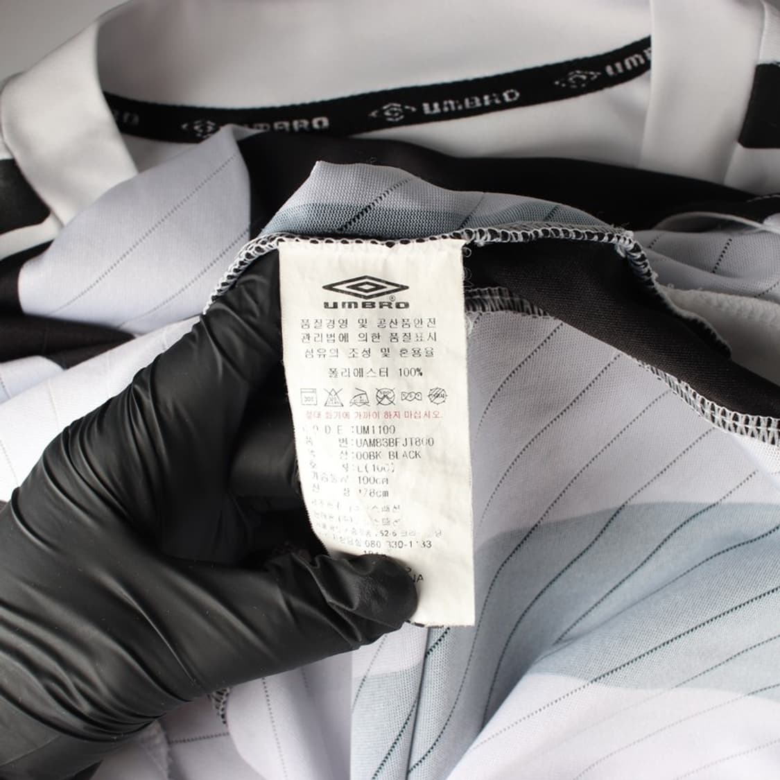 엄브로 흑백 스트라이프 V넥 반팔 L 상품이미지6