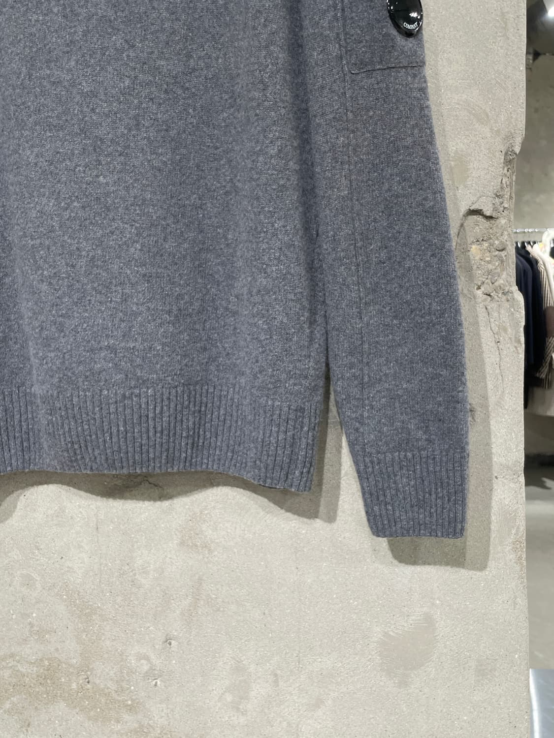 cp컴퍼니 그레이 렌즈 와펜 하프 집 니트 상품이미지5