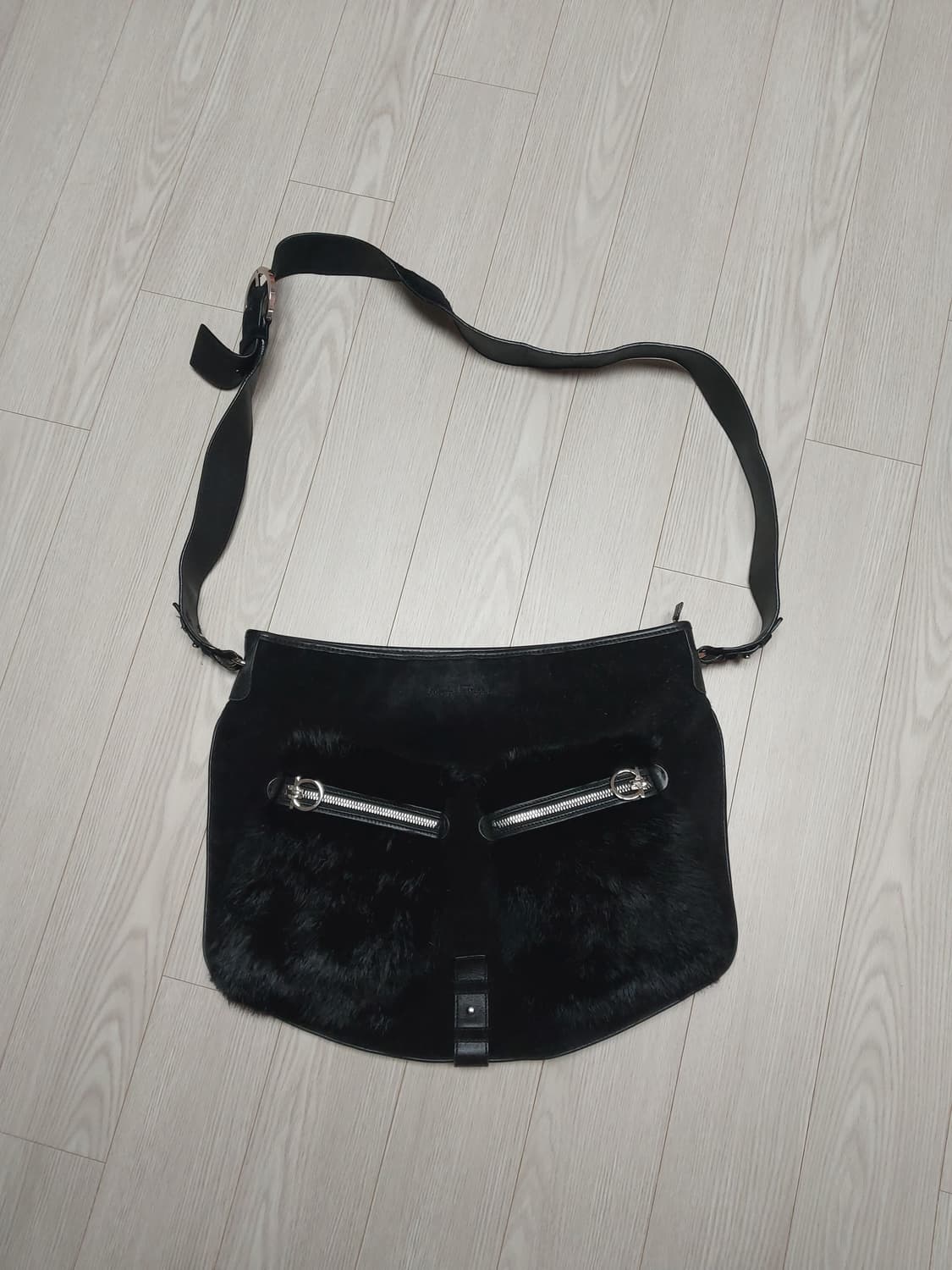 정품 페라가모 스웨이드 퍼 크로스백 상품이미지1