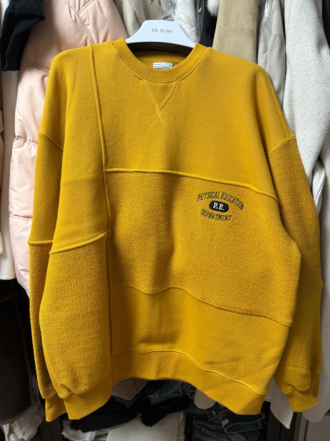 피지컬 에듀케이션 디파트먼트 맨투맨 머스타드 상품이미지1