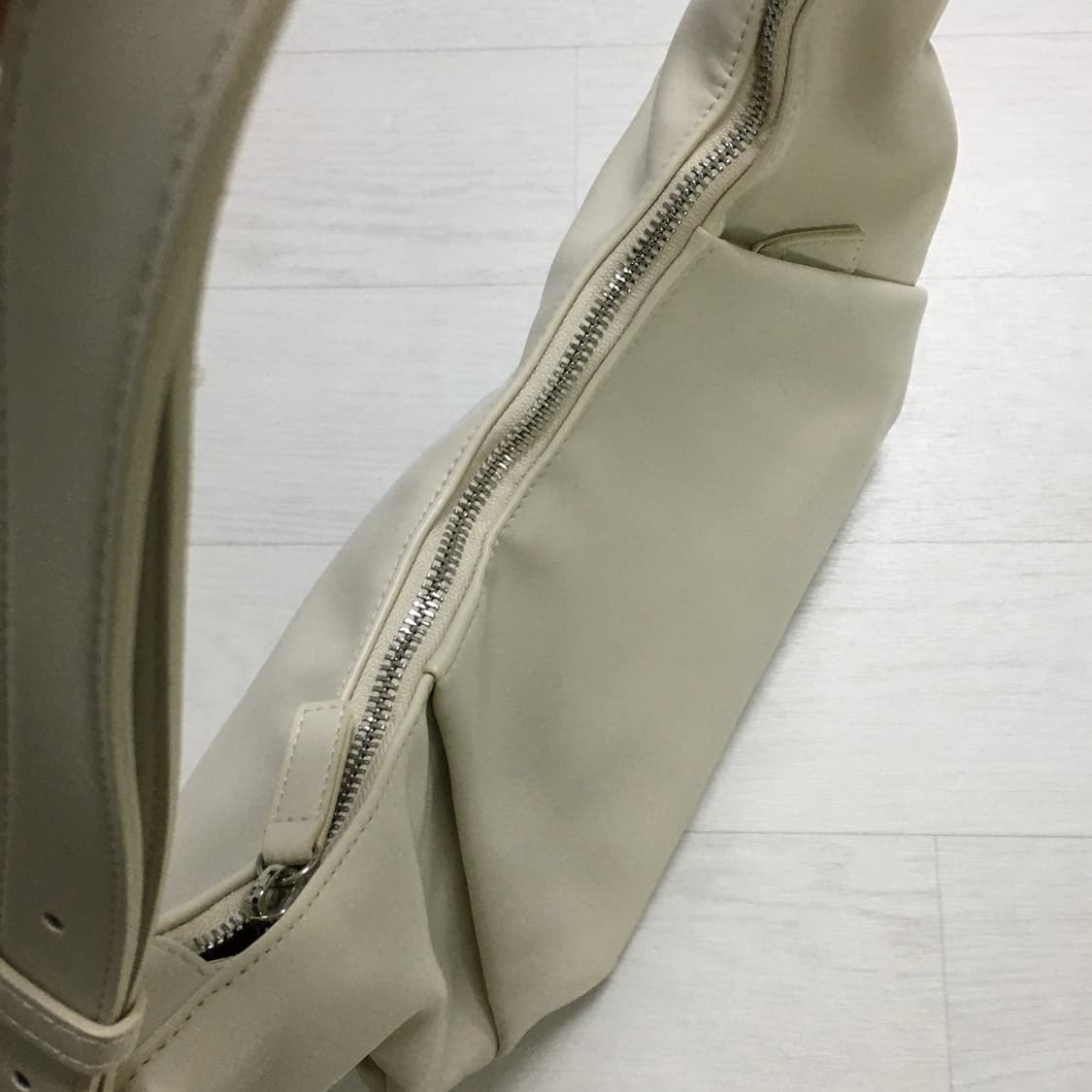 오브히 로에브 호보백 아이보리 상품이미지7