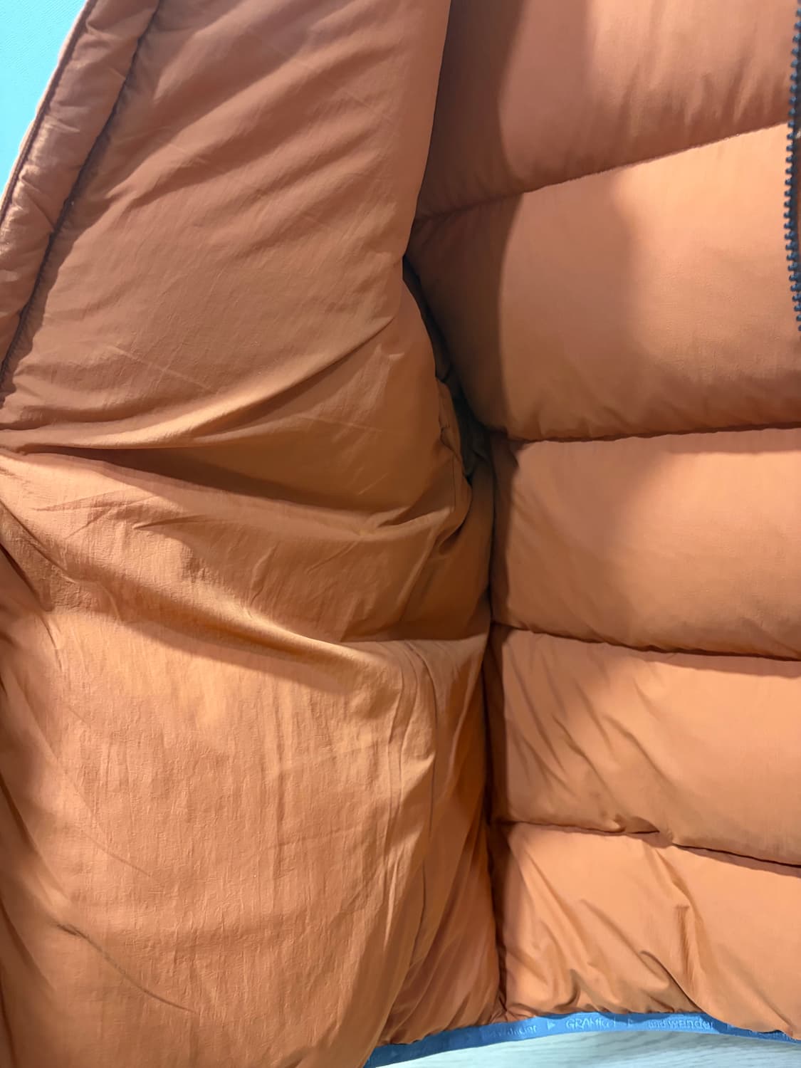 [M] 앤드원더 x 그라미치 구스 다운 패딩 오렌지 상품이미지4